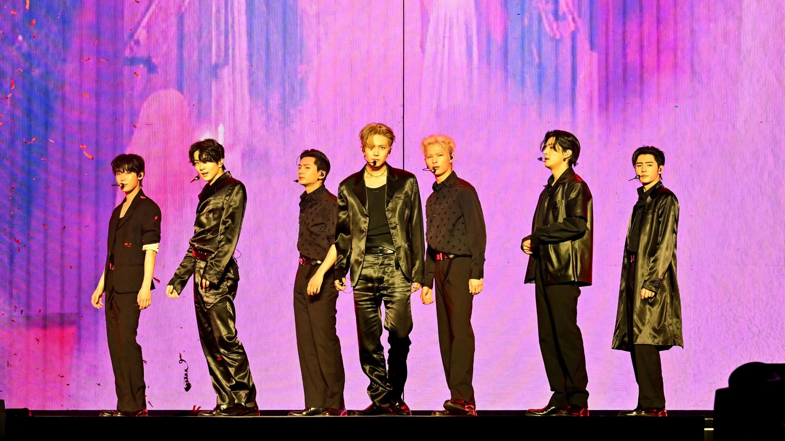 Heeseung, Jay, Jake, Sunghoon, Sunoo, Jungwon e Ni-Ki degli ENHYPEN sul palco durante la loro esibizione alla O2 Arena - Credits Getty Images 