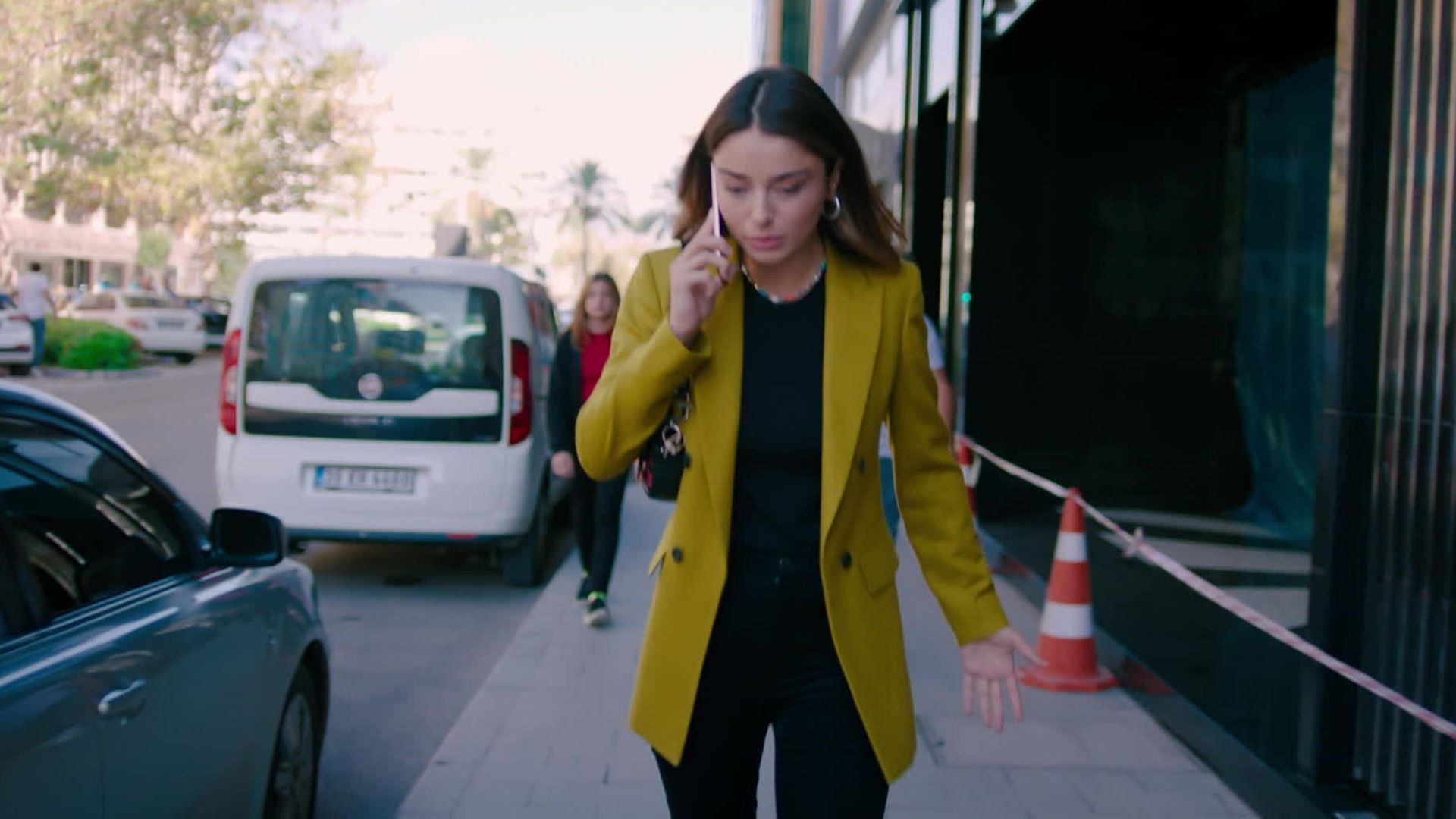Ayca Aysin Turan (Haziran) in una scena di Be my Sunshine