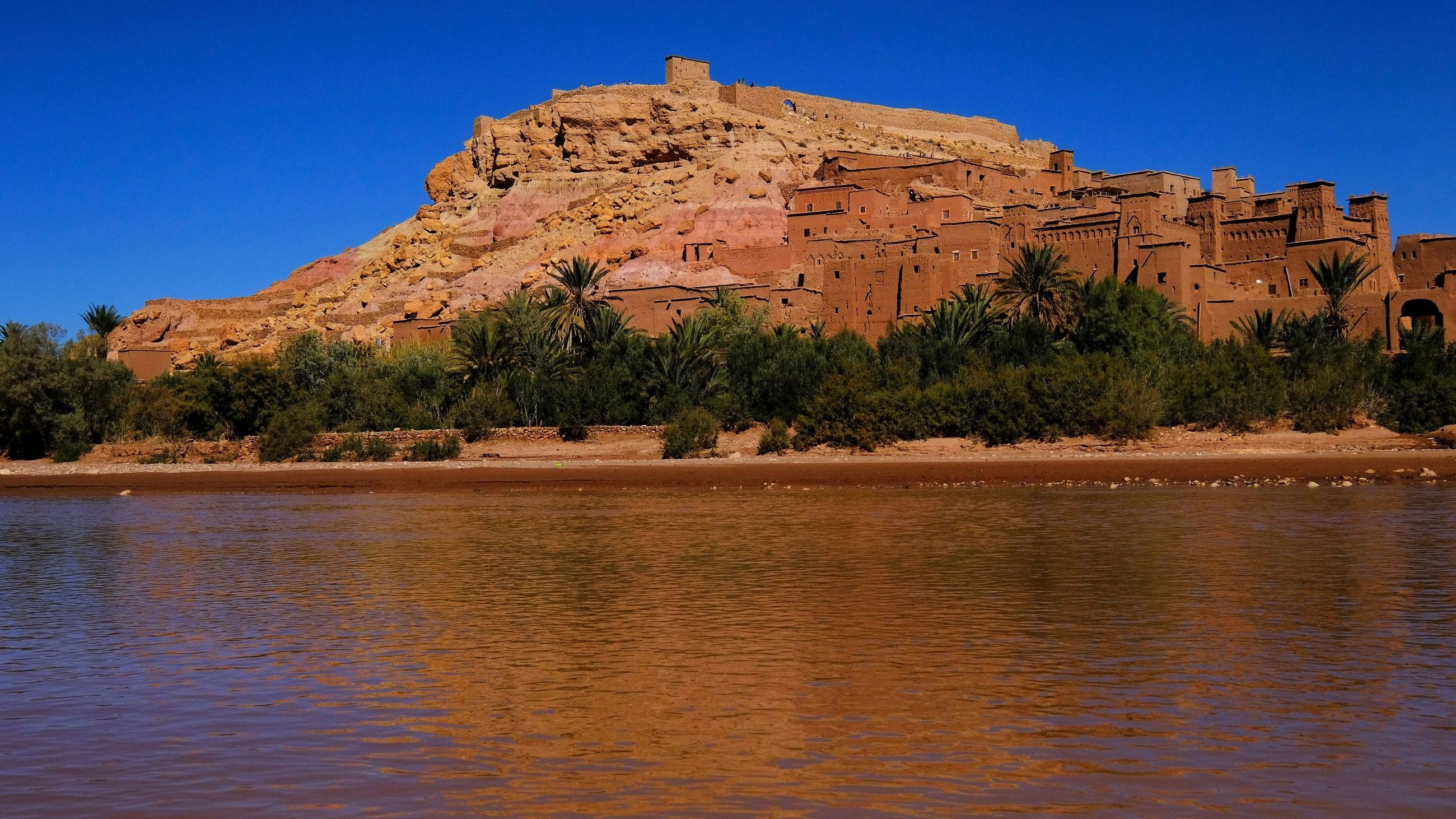Il Ksar di Ait-Ben-Haddou si vede dall’altra parte di un fiume nella provincia di Ouarzazate, in Morocco, il 9 novembre 2018. Il ksar, un villaggio fortificato, è costruito principalmente in argilla e terra cruda ed è inserito nella lista dei patrimoni mondiali dell’UNESCO dal 1987. È una popolare location cinematografica, utilizzata in film hollywoodiani come The Mummy, Gladiator, Babel e nella celebre serie TV Game of Thrones - Credits: Getty Images 