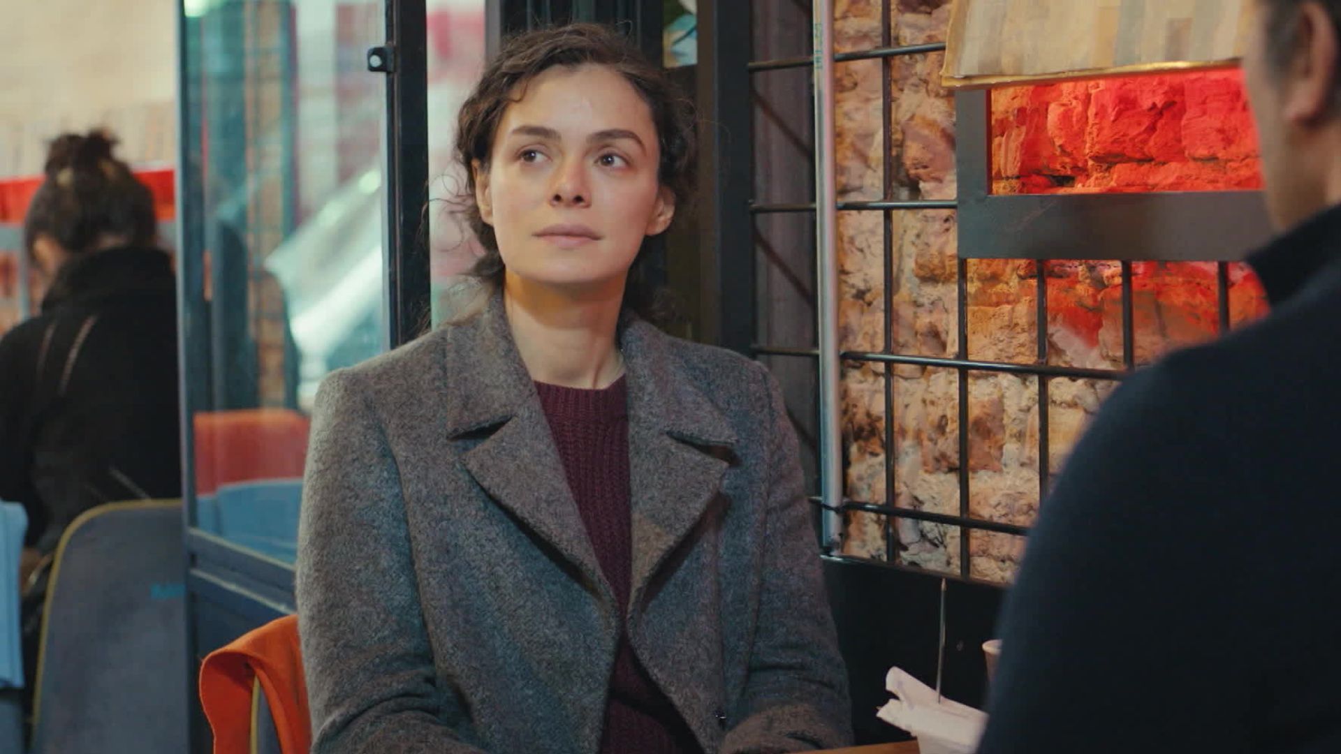 Ozge Ozpirincci (Bahar) in una scena de La forza di una donna 3