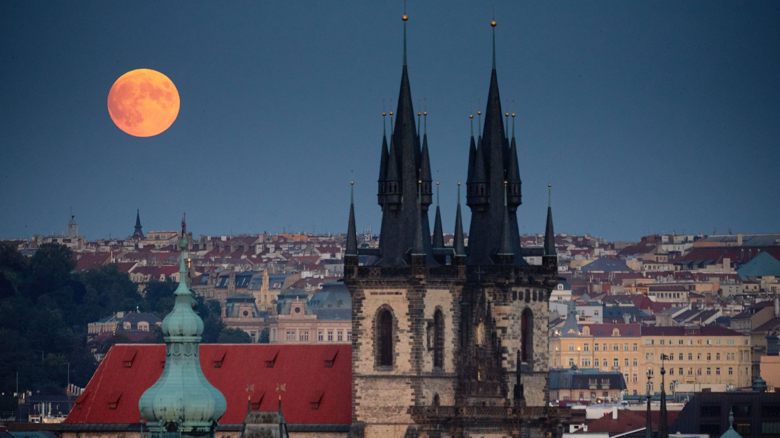 Luna piena sopra la città vecchia e la chiesa di Tyn, Praga - Credits Getty Images