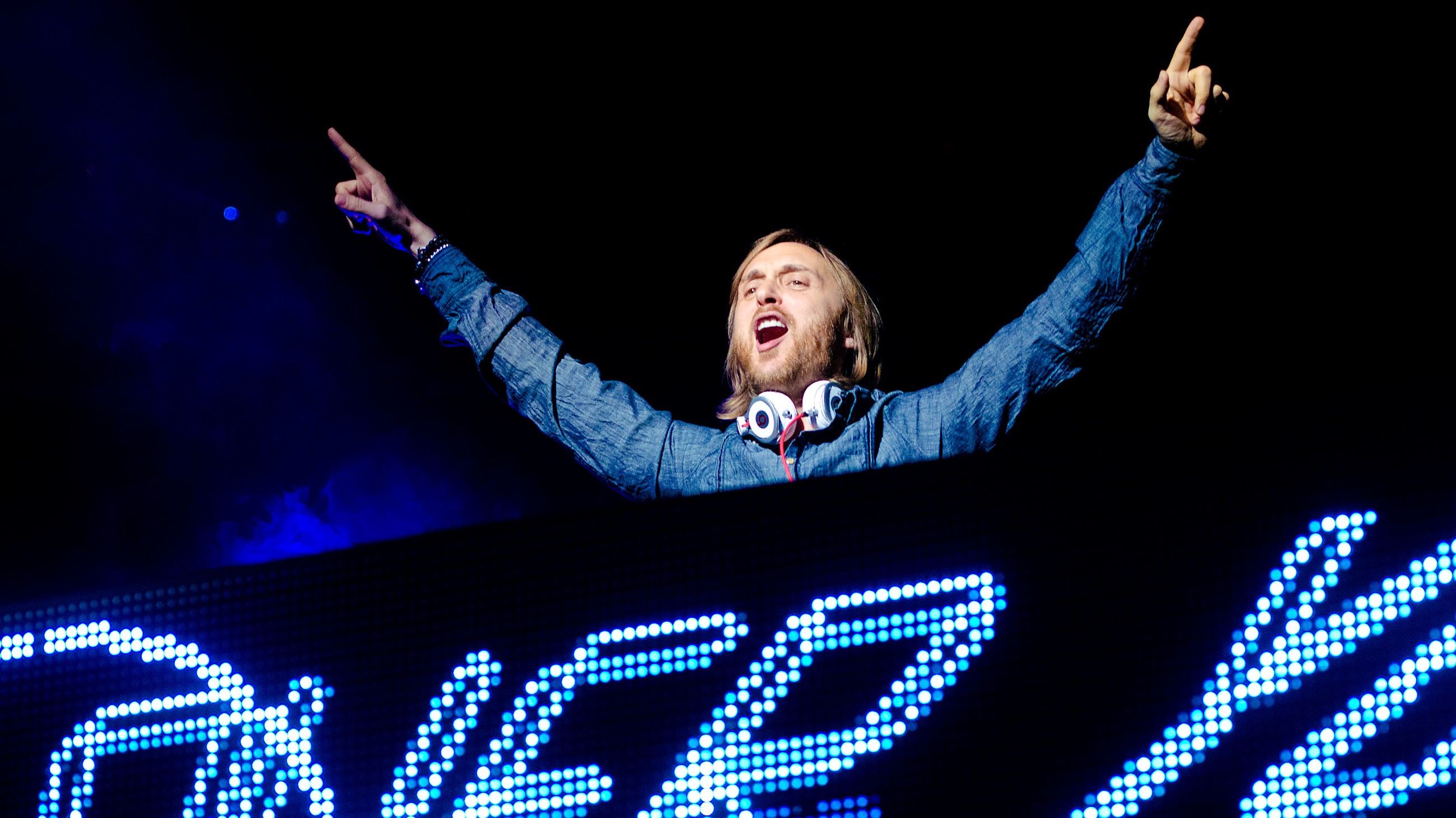 David Guetta si esibisce al Q102 Jingle Ball 2011 presso il Wells Fargo Center il 7 dicembre 2011 a Philadelphia, Pennsylvania - Credits: Getty Images 