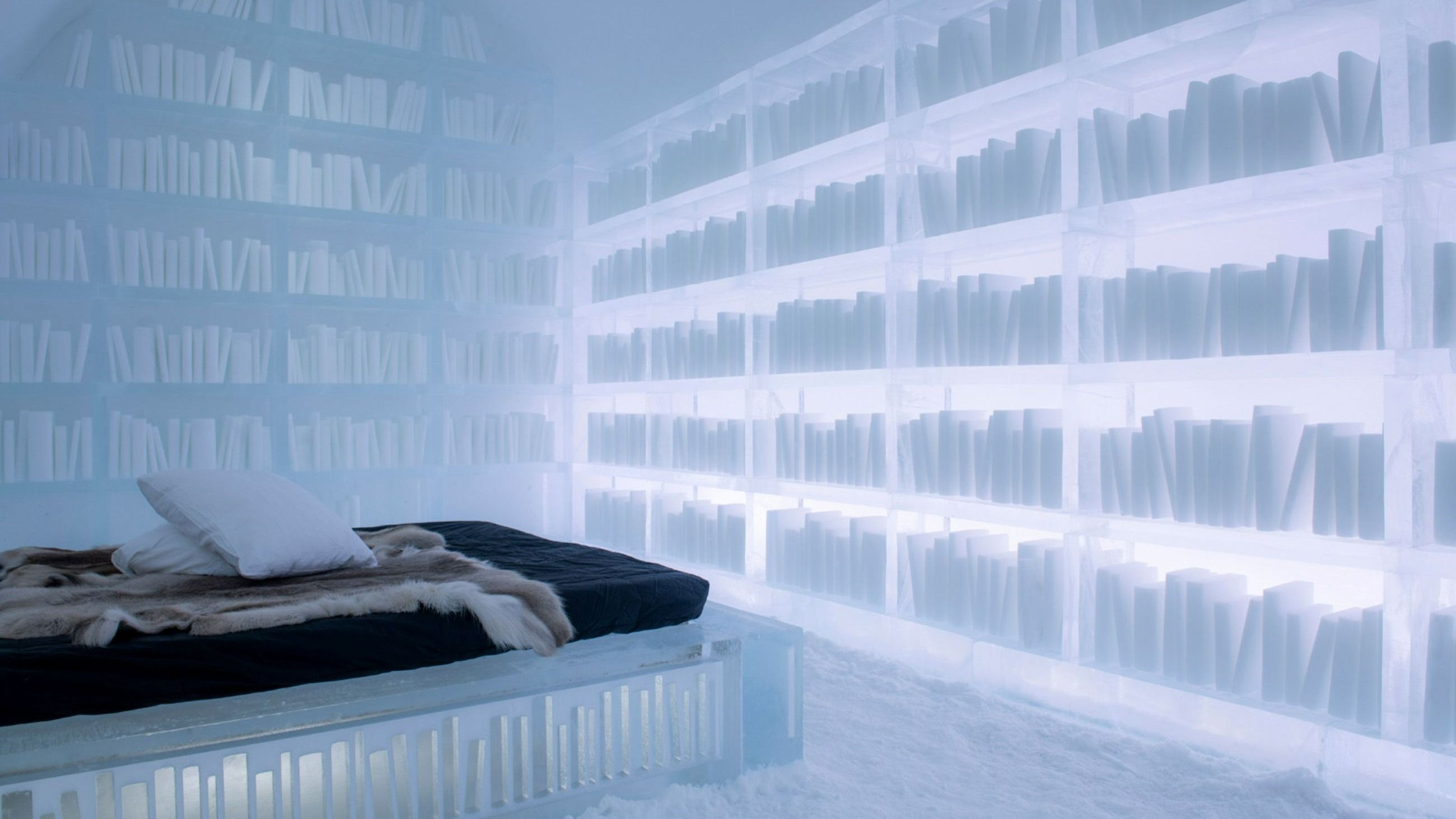 All’ICEHOTEL di Jukkasjärvi nel nord della Svezia il ghiaccio del Torne River diventa architettura e memoria: una storia che si costruisce ogni inverno e si scioglie con la primavera - Courtesy Asaf Kliger