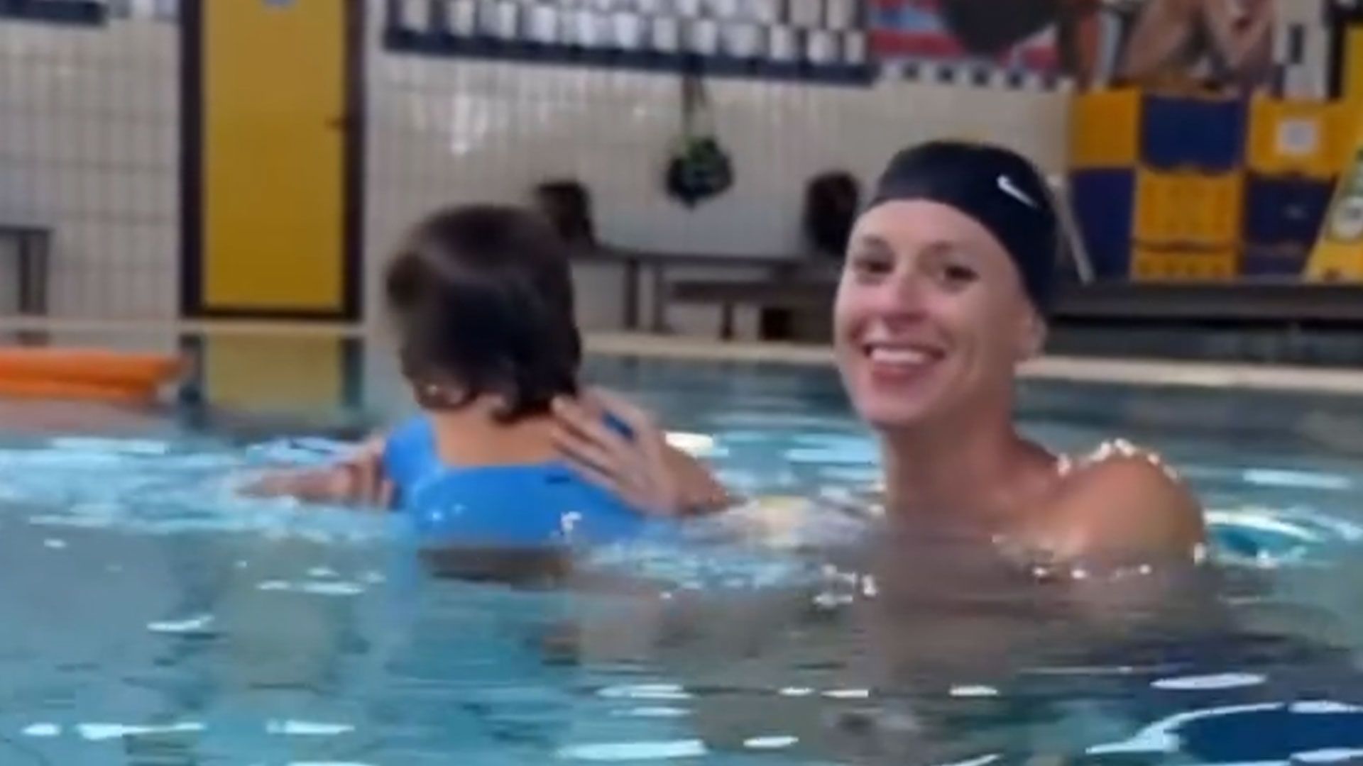 Federica Pellegrini in piscina con la figlia Matilde | Instagram: @verissimotv