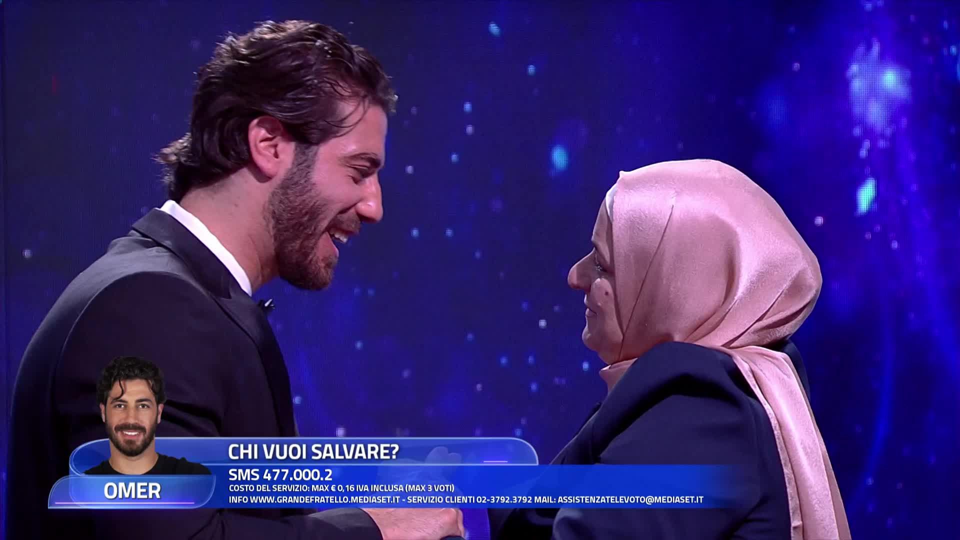 Omer Elomari rivede sua madre durante la finale del GF
