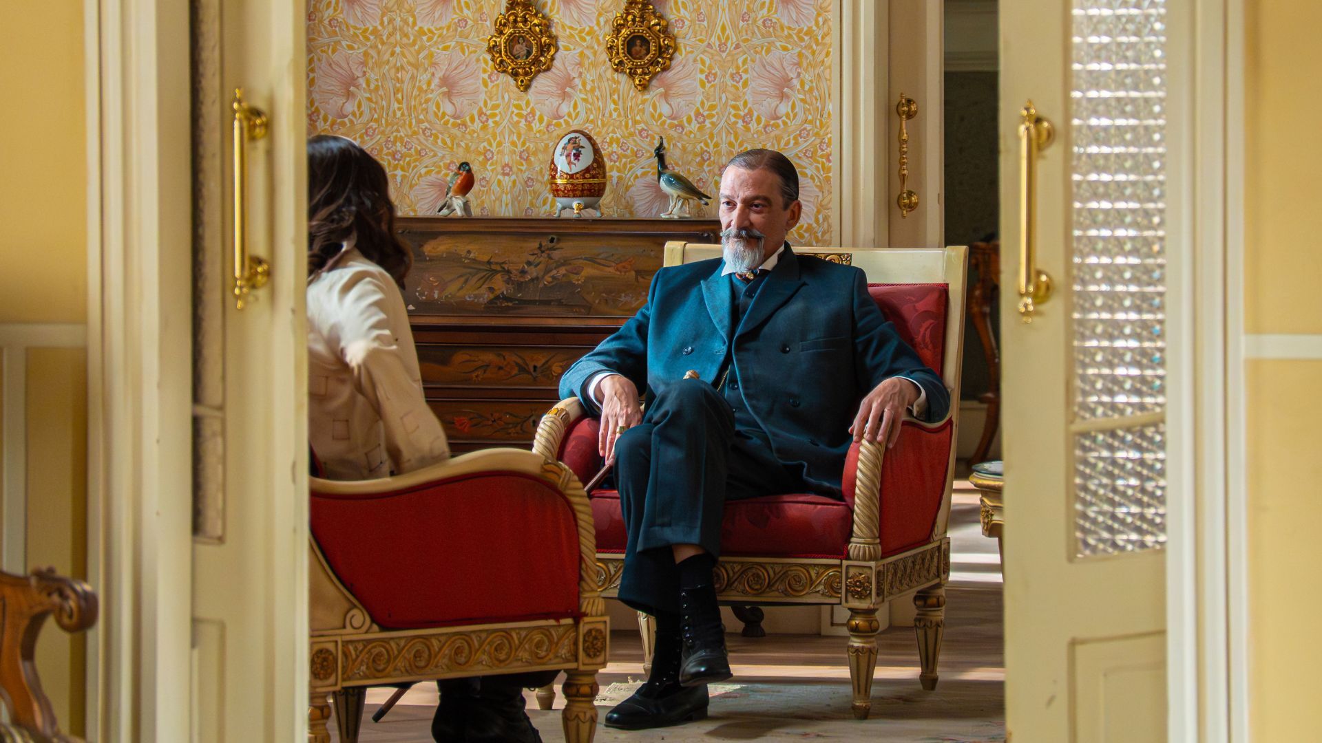 Jacobo Di Centa (Barone Di Valladares) in una scena de La Promessa