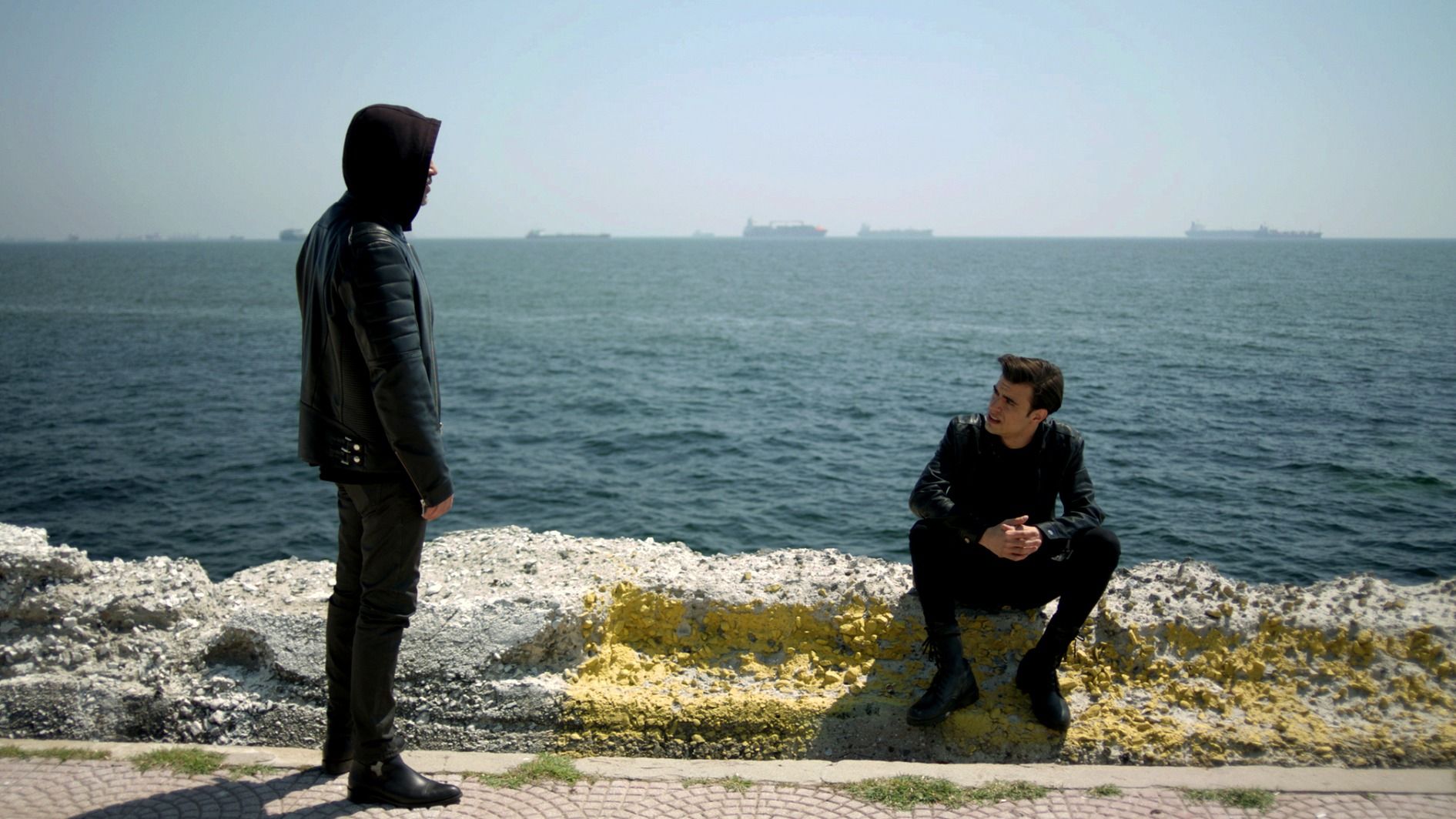 Levent (Semi Sirtikkizil) in una scena de La forza di una donna