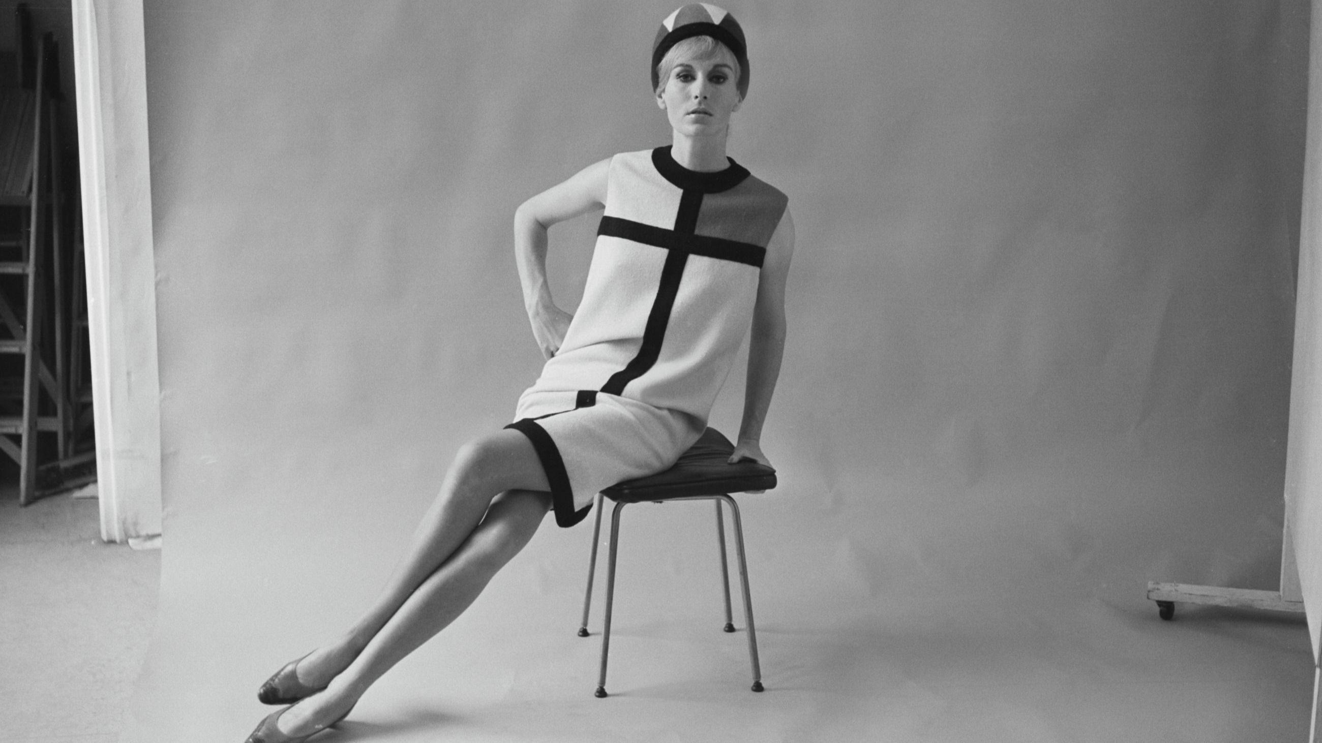 Una modella indossa un abito da giorno della collezione Mondrian dello stilista francese Yves Saint Laurent, 1965 - Credits: Getty Images