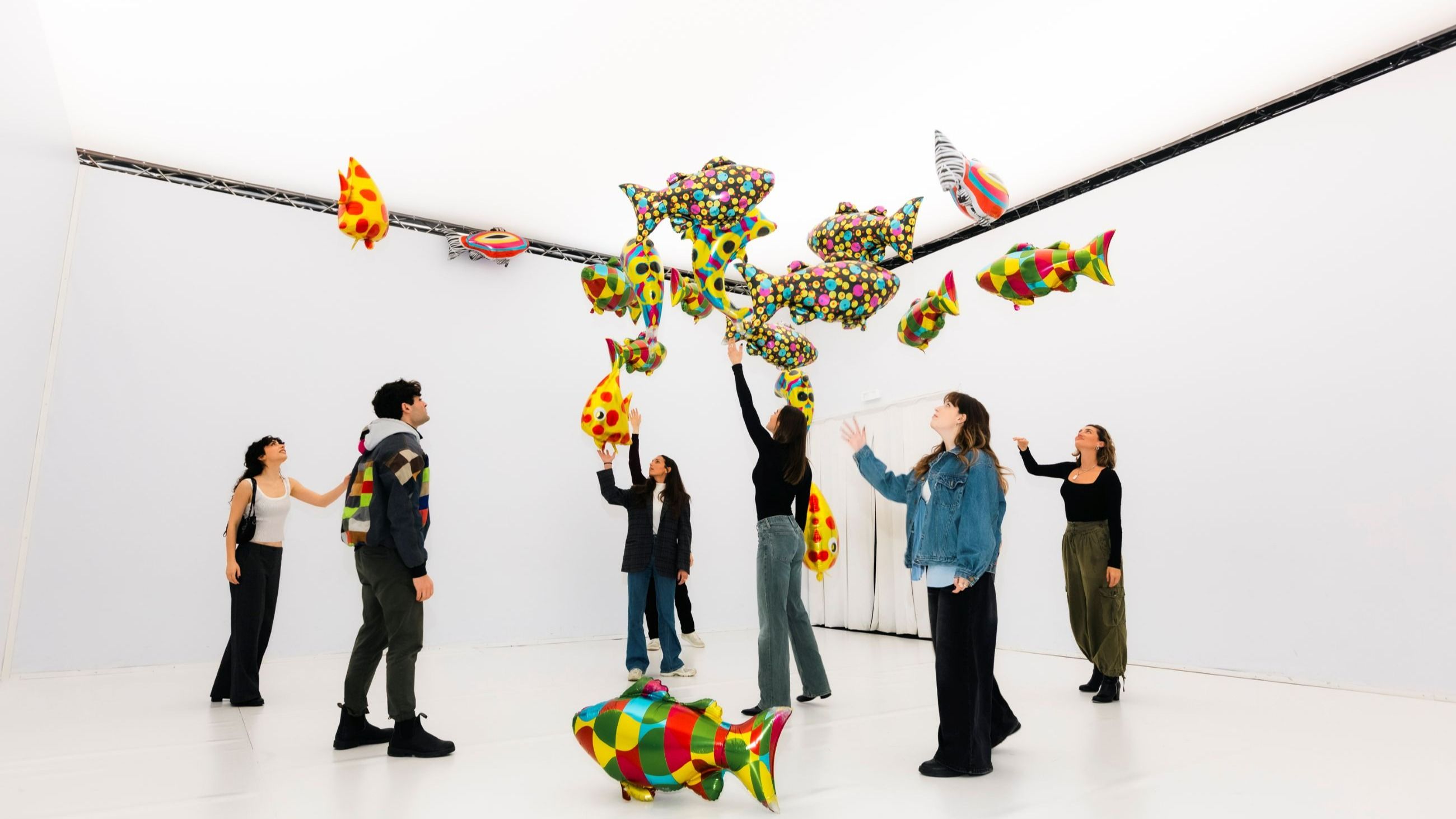 My Room is Another Fish Bowl di Philippe Parreno: pesci gonfiabili colorati osservano il pubblico, ribaltando sguardi e prospettive -Credits: Balloon Museum