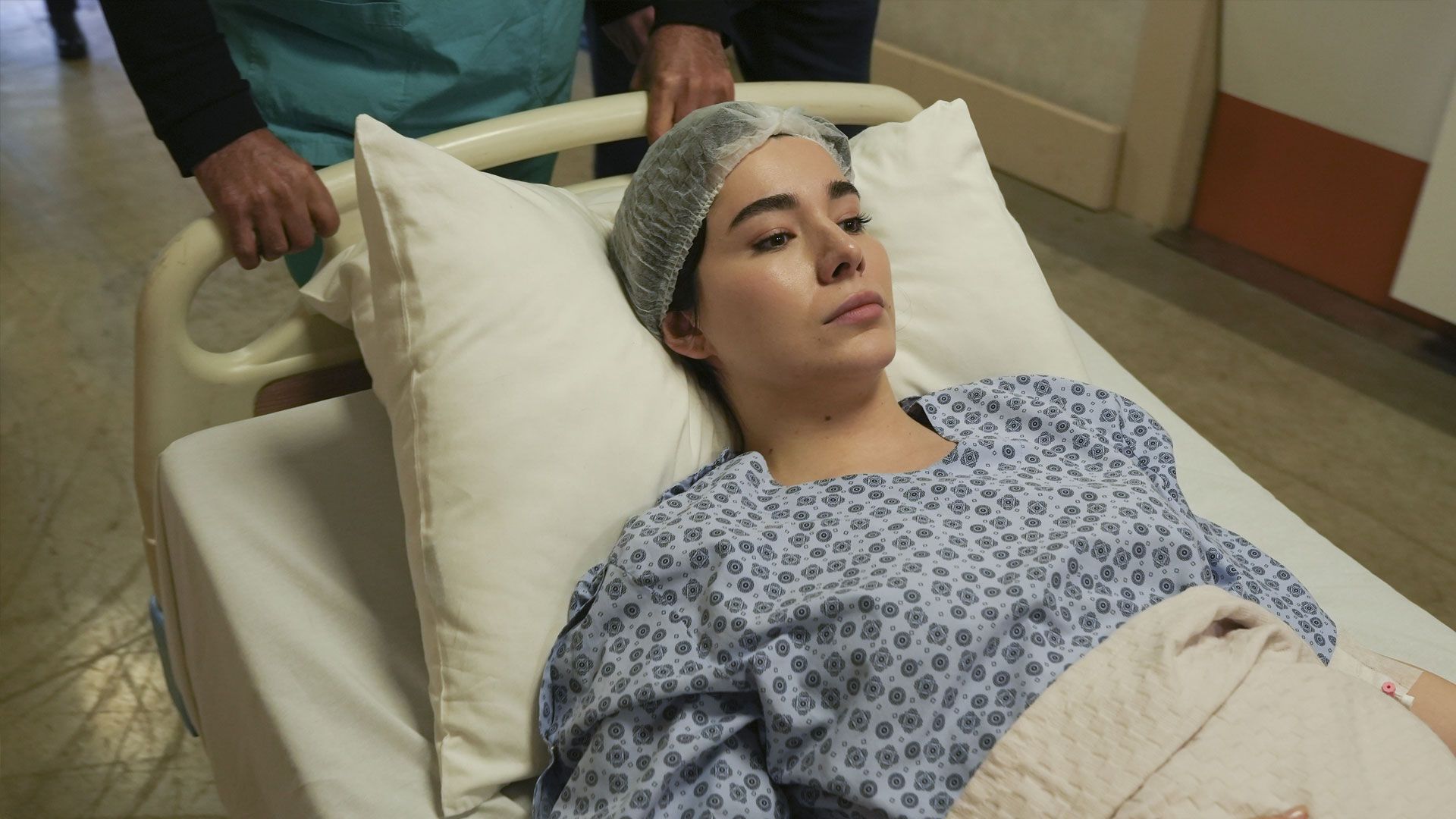 Feyza Sevil Güngör (Oylum Yenersoy) in una scena di Tradimento 2