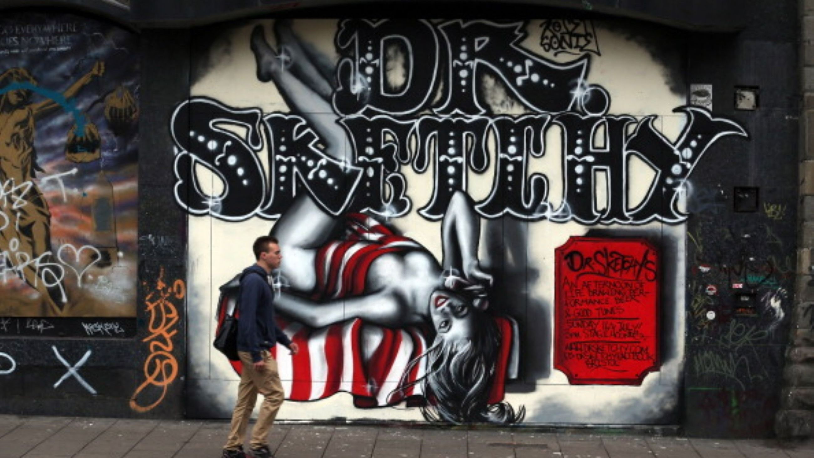 Graffiti nel quartiere di Stokes Croft, a Bristol, nei pressi del murale “Breakdancing Jesus” di Cosmo Sarson, inaugurato l’11 giugno 2012 di fronte al celebre “Mild Mild West” di Banksy - Credits Getty Images