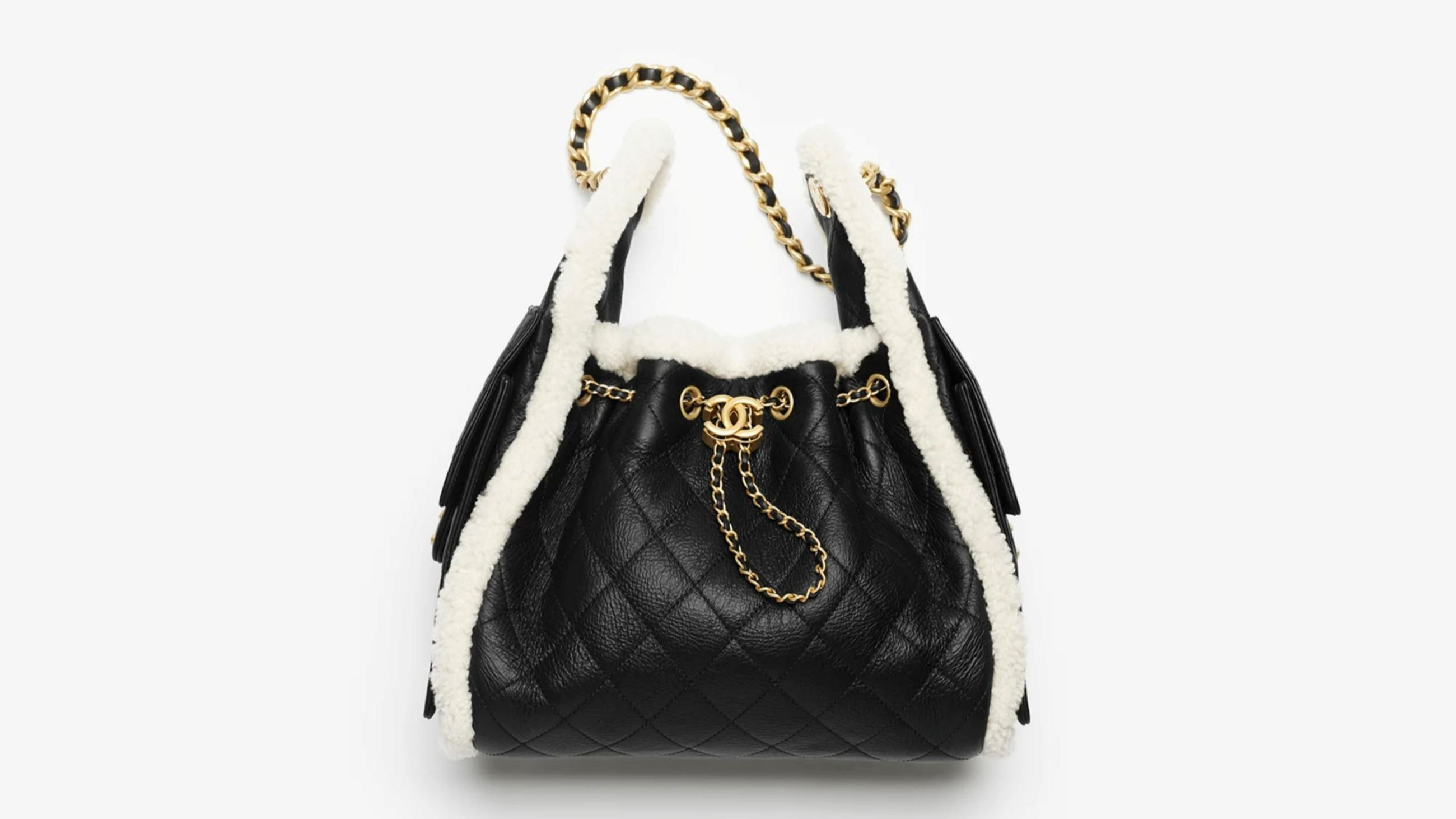 La It-bag Chanel 25 in pelle nera, con montone - Credits: www.chanel.com