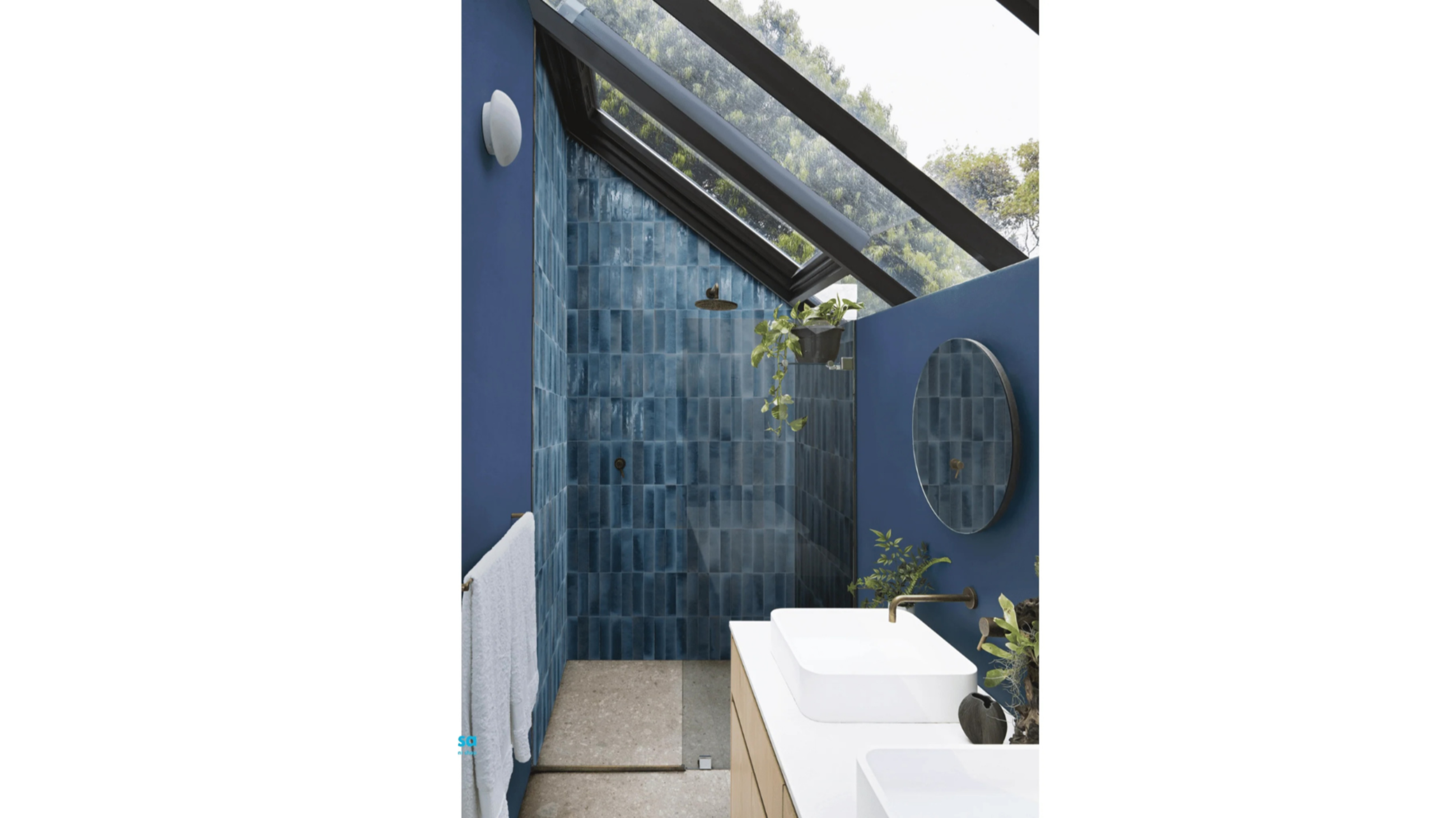 Lume China Lux di Marazzi rivestimento effetto maiolica lucido e irregolare, riflette la luce come l’acqua in movimento. Courtesy Press Office 