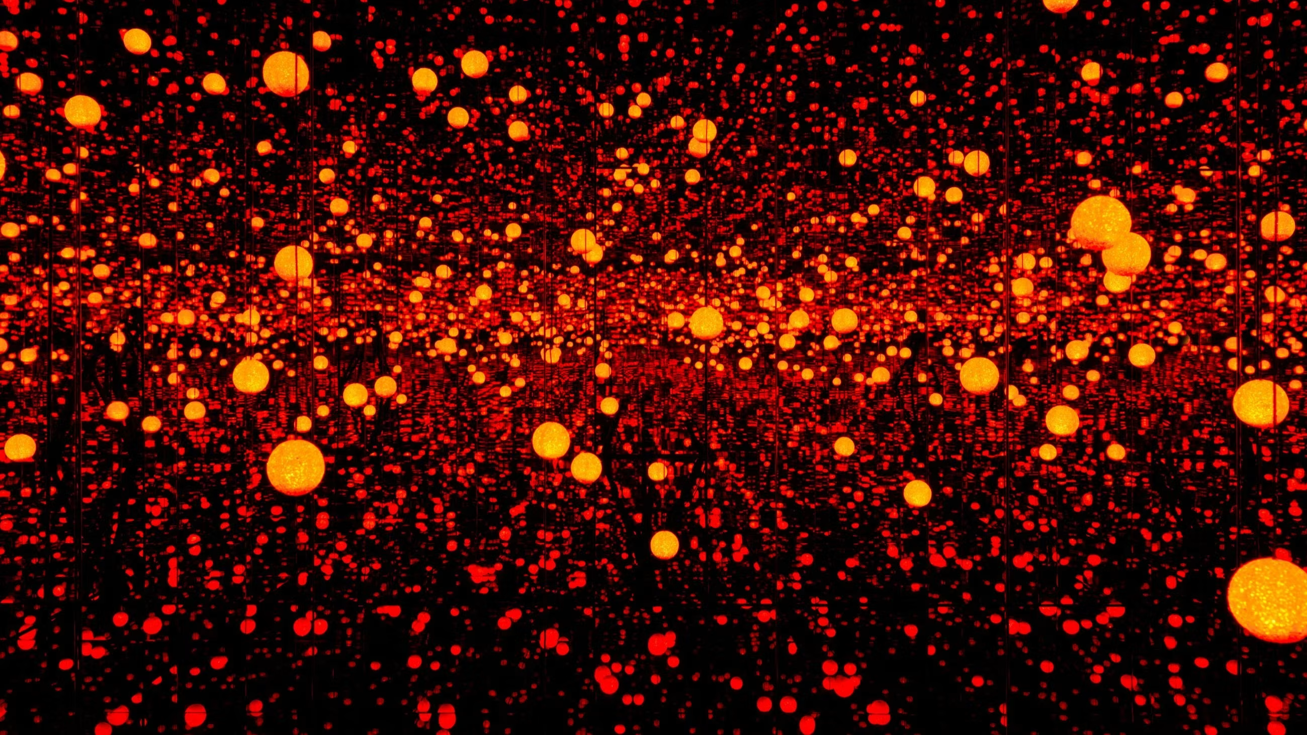 Yayoi Kusama, INFINITY MIRRORED ROOM–DANCING LIGHTS THAT FLEW UP TO THE UNIVERSE, 2019. Private collection. © YayoiKusama – Photo - Credits: Courtesy David Zwirner and Ota Fine Arts