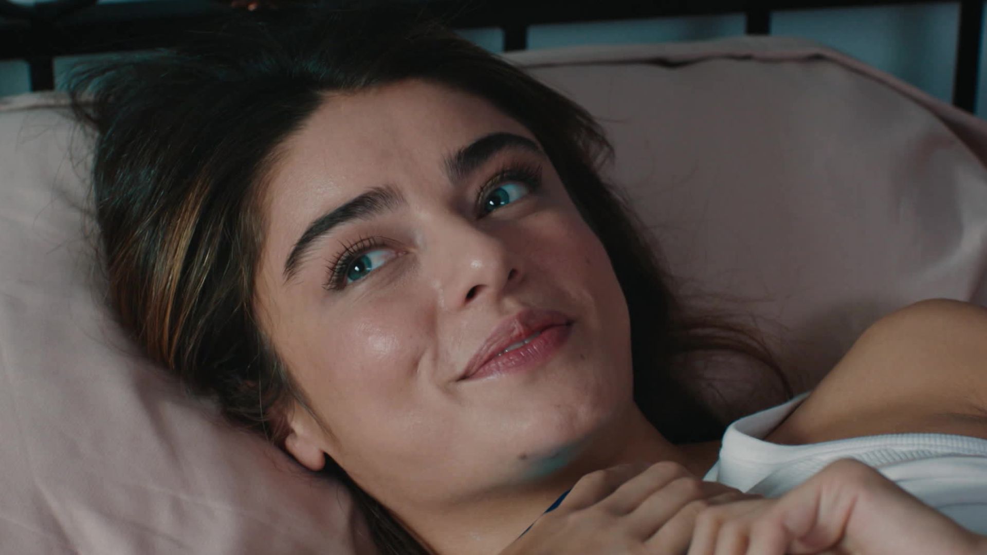 Ayça Ayşin Turan (Haziran) in una scena di Be My Sunshine