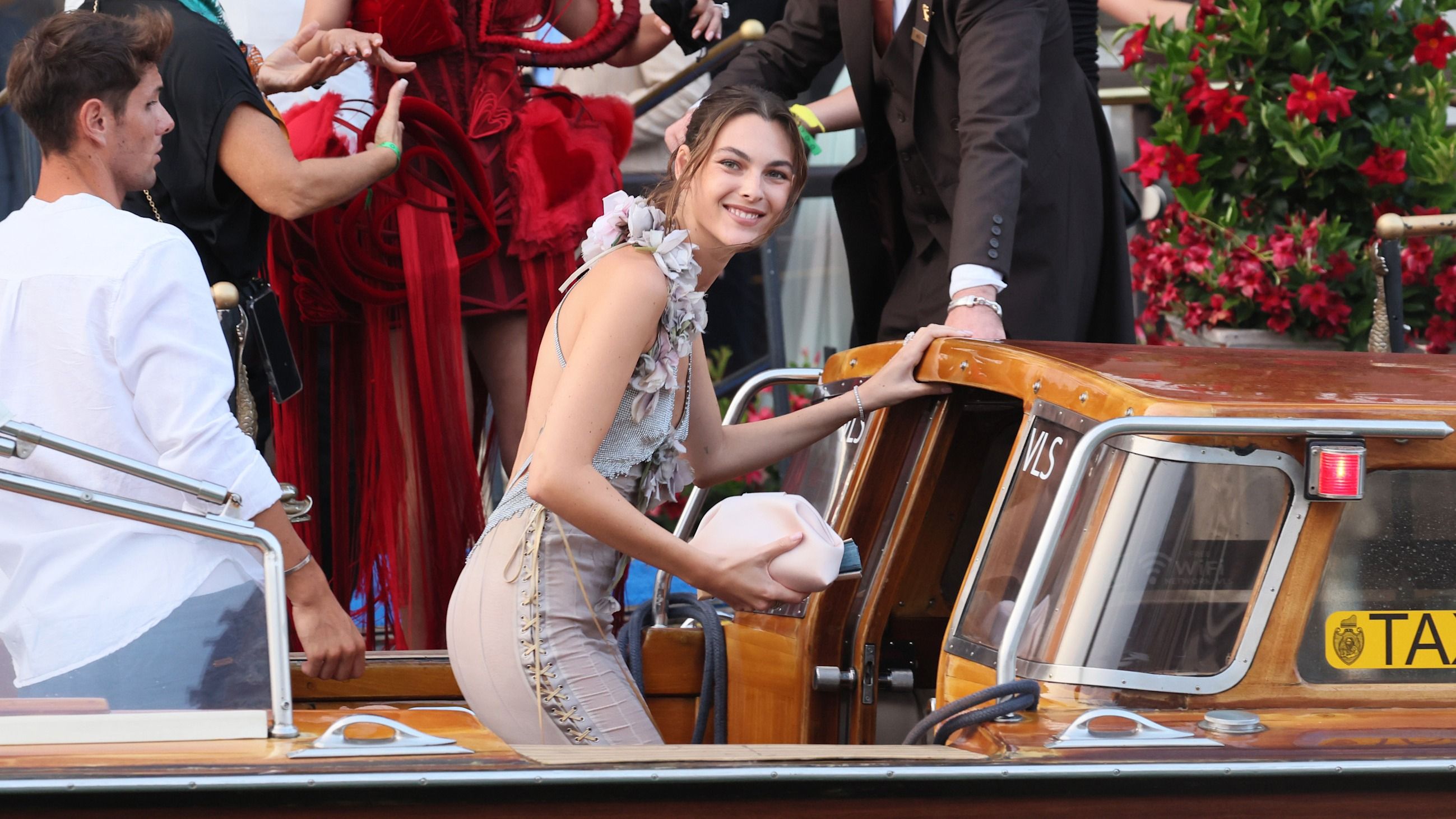 Vittoria Ceretti in Dolce&Gabbana mentre sale sul water taxi per dirigersi alla prima festa dei Bezos
Credit: Getty Images