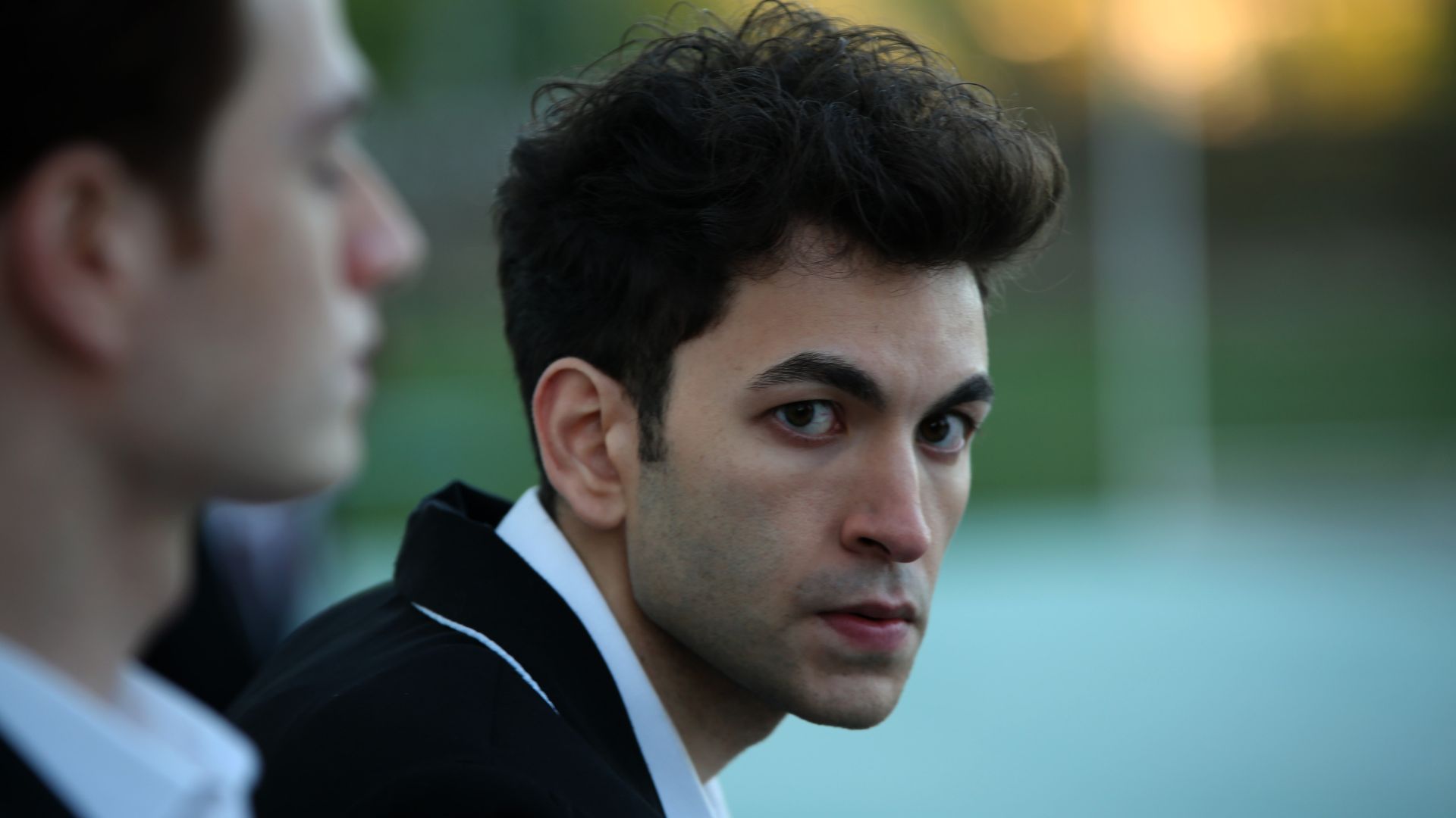 Berk Ali Çatal (Tolga) in una scena di Tutto per la mia famiglia