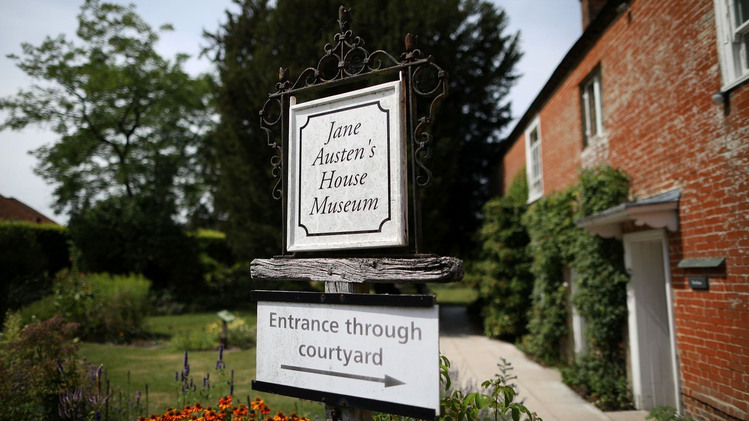 Un’insegna all’esterno dell’ex abitazione della celebre autrice britannica Jane Austen, a Chawton, in Inghilterra.
Credits: Getty Images