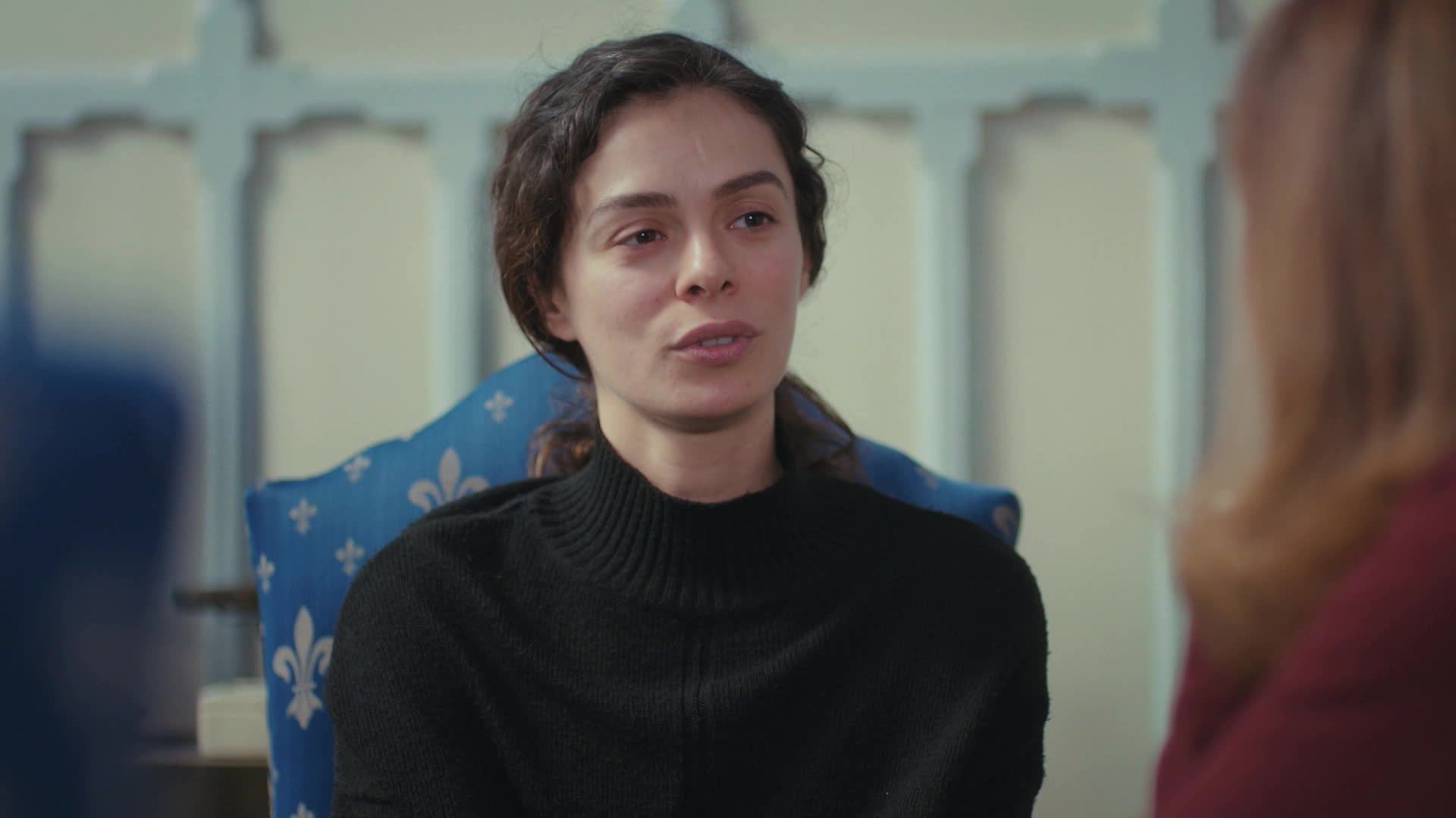 Ozge Ozpirincci (Bahar Cesmeli) in una scena di La forza di una donna