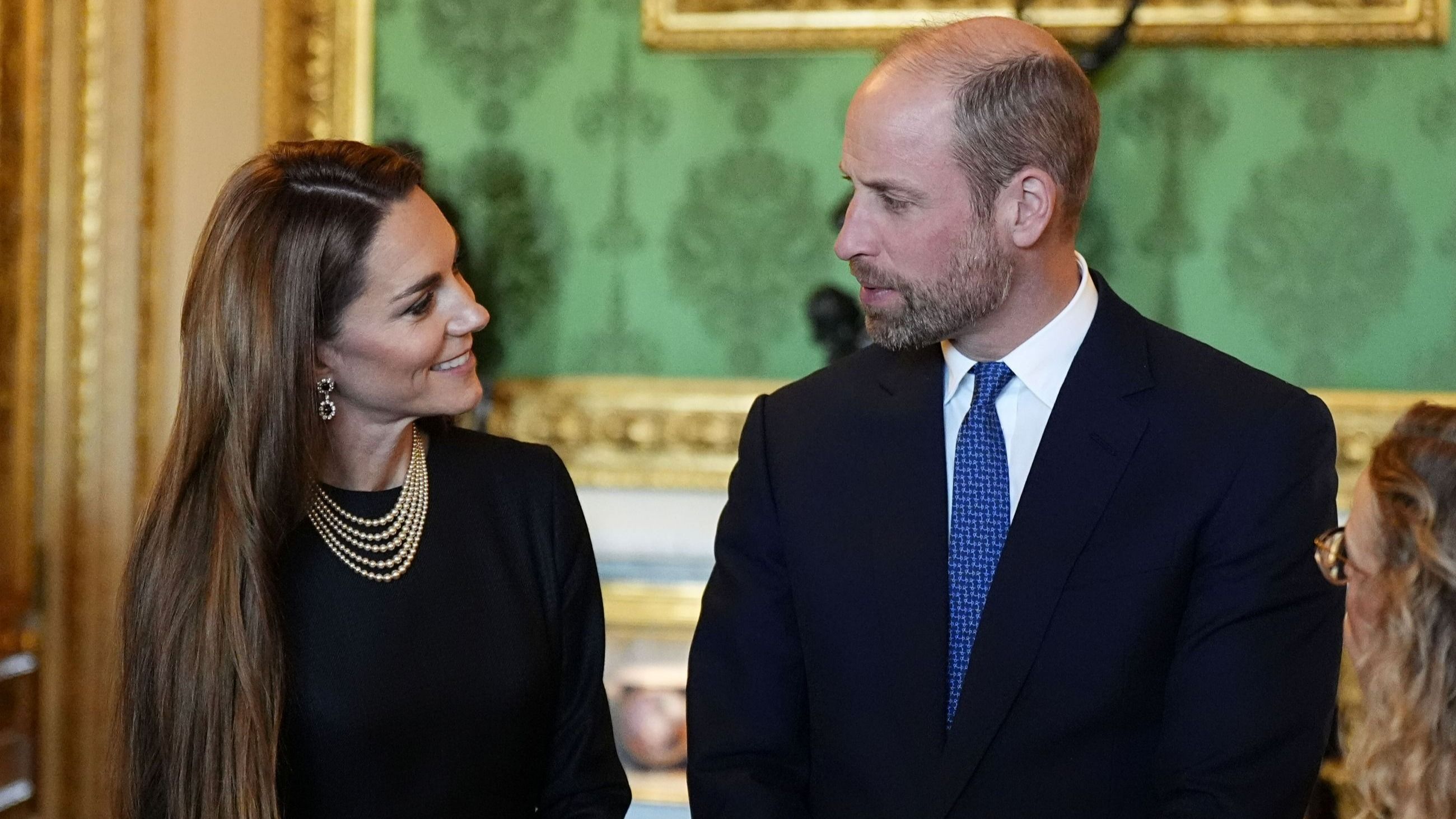 Kate, Principessa del Galles, e il Principe William, Principe del Galles, osservano alcuni oggetti della Royal Collection nella Green Drawing Room durante la visita di Stato in Gran Bretagna del Presidente tedesco Frank-Walter Steinmeier, il 3 dicembre 2025 a Windsor, in Inghilterra - Credits: Getty Images