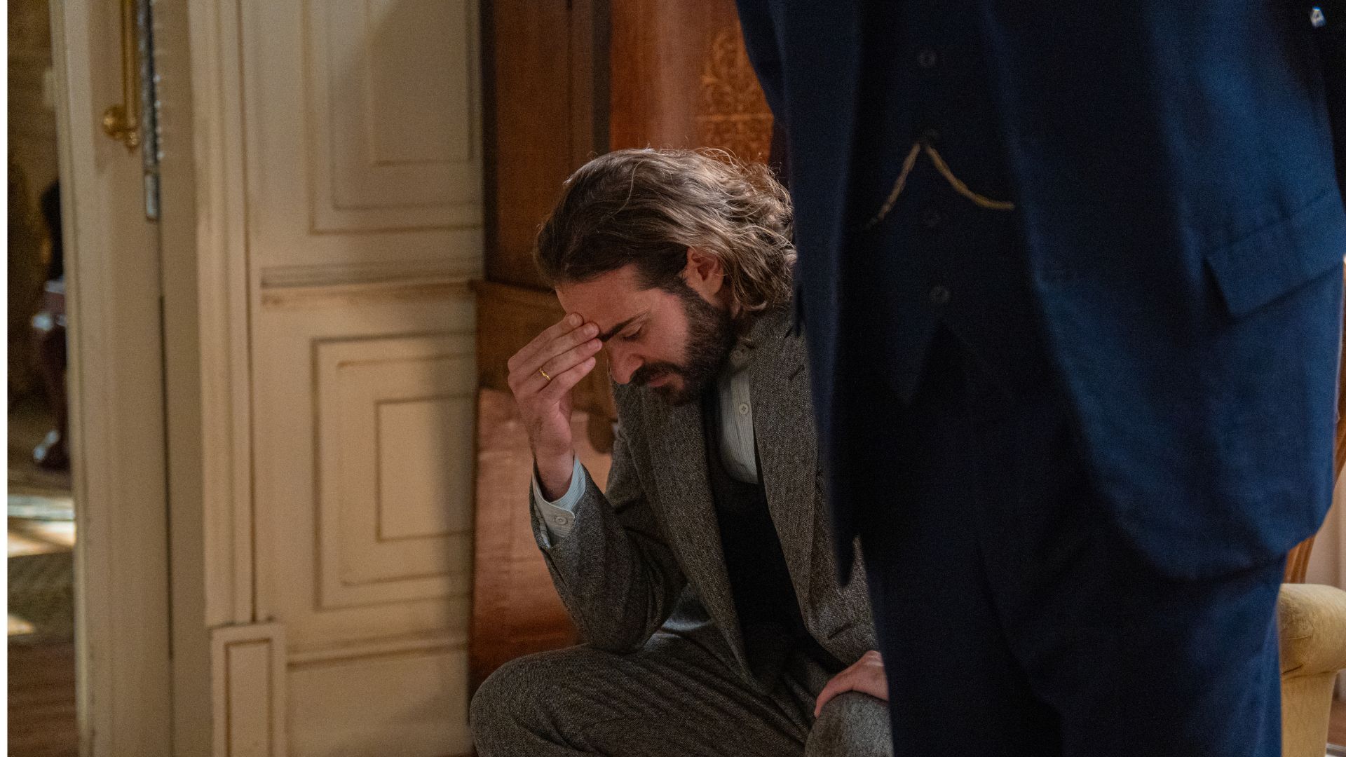 Ibrahim Al Shami (Adriano) in una scena di La Promessa
