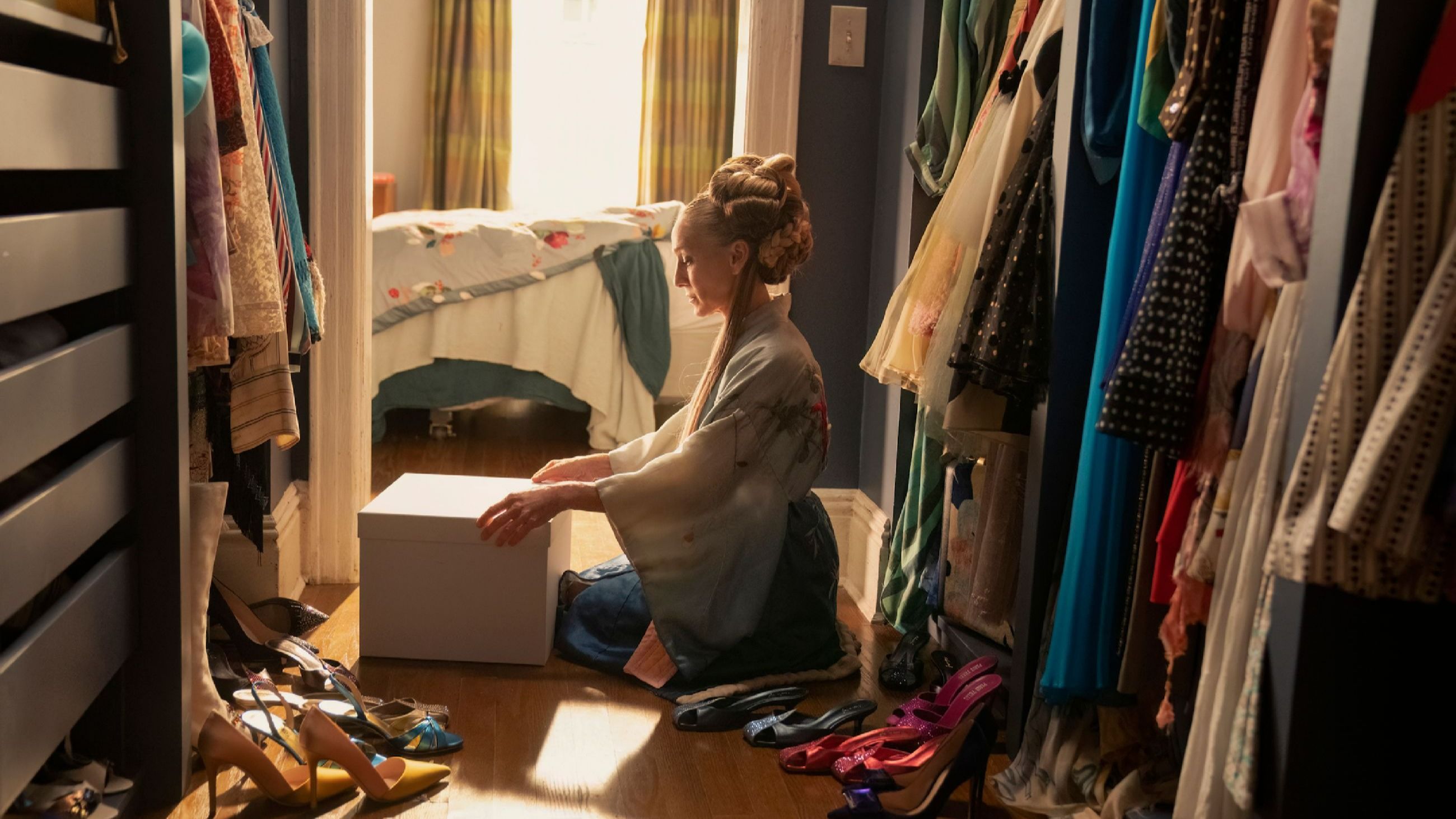 L’attrice Sarah Jessica Parker nel ruolo della giornalista Carrie Bradshaw, qui all'interno della sua amata cabina armadio, sul set di “And Just Like That…”, stagione 2, 2023 - Credits: AGF