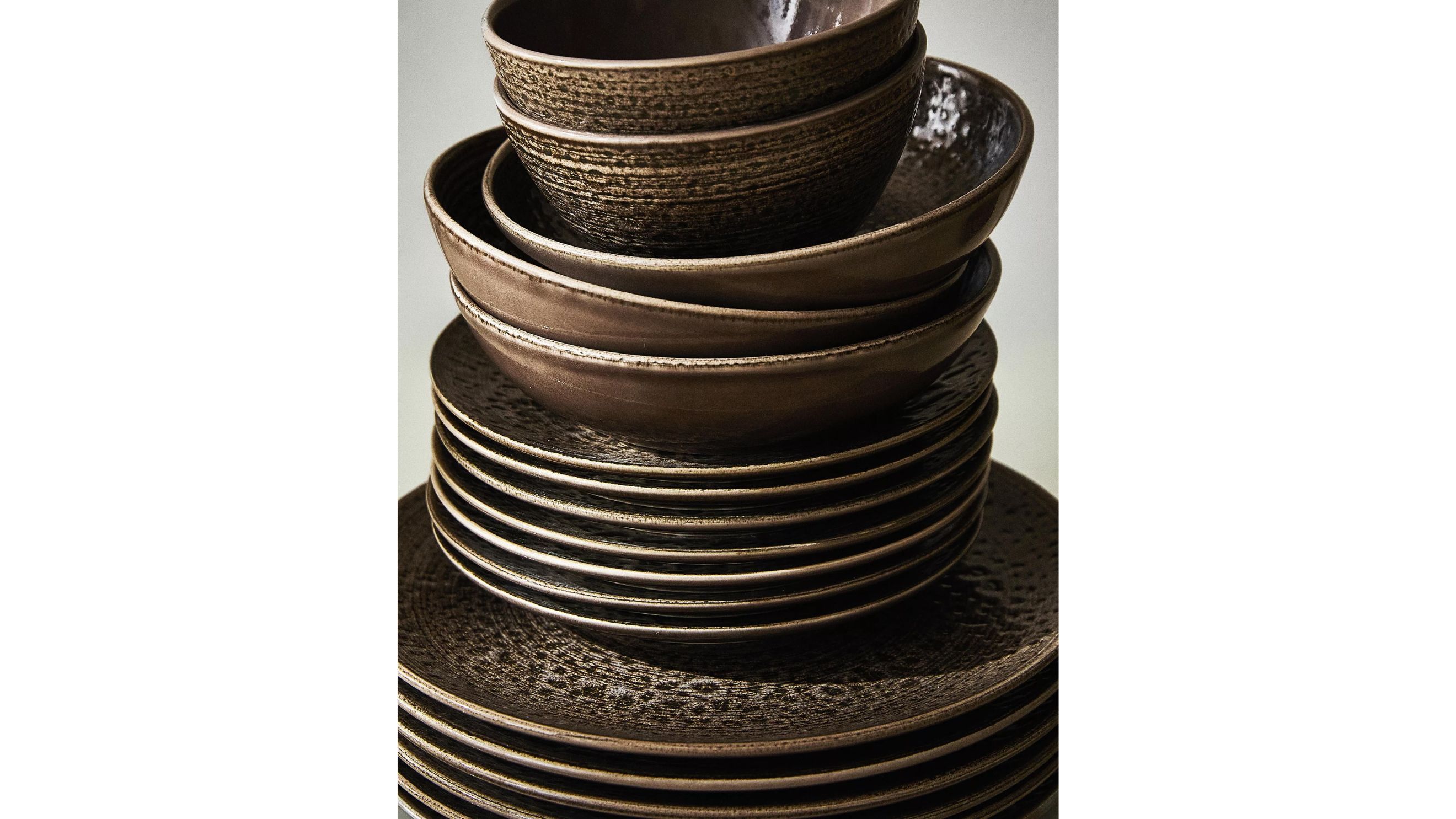 Da Zara Home la collezione piatti Maiolica per una mise en place in stile cottage
Courtesy Zara Home