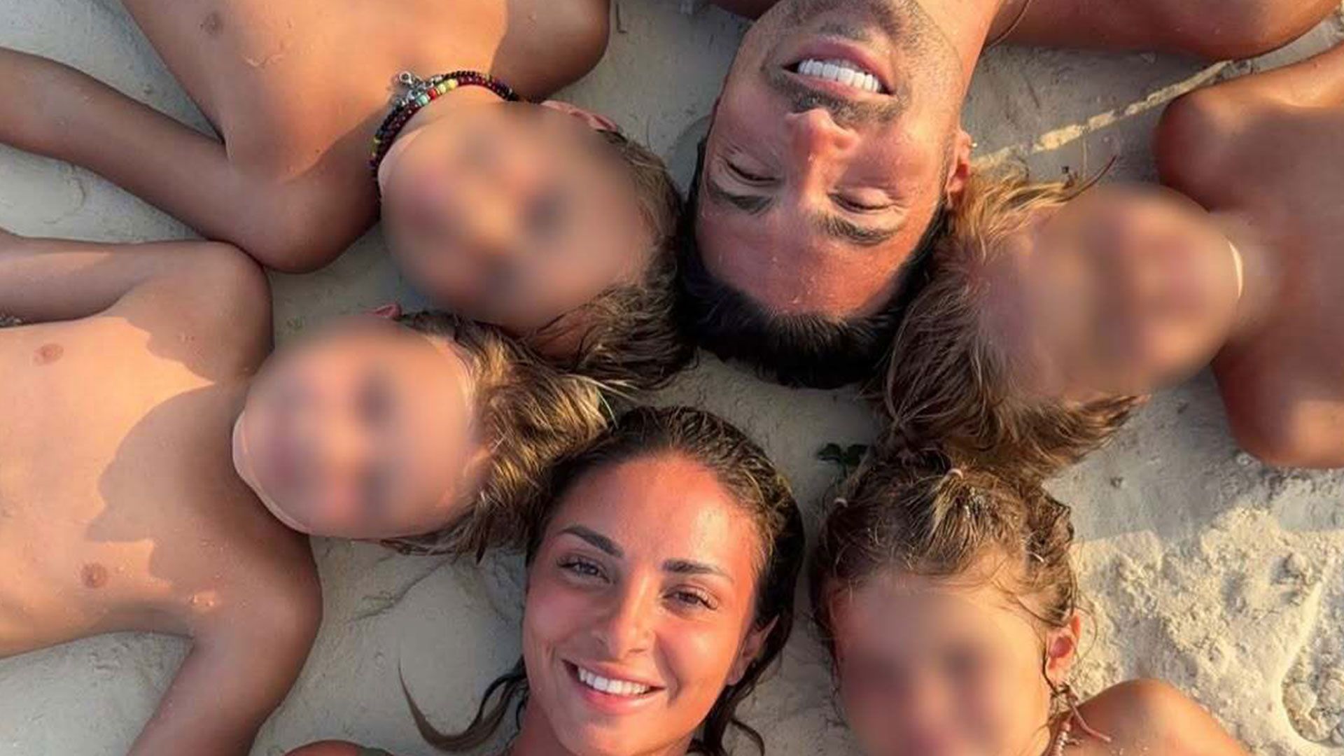 Mariano Di Vaio ed Eleonora Brunacci con i figli | Instagram: @eleonorabrunaccidivaio
