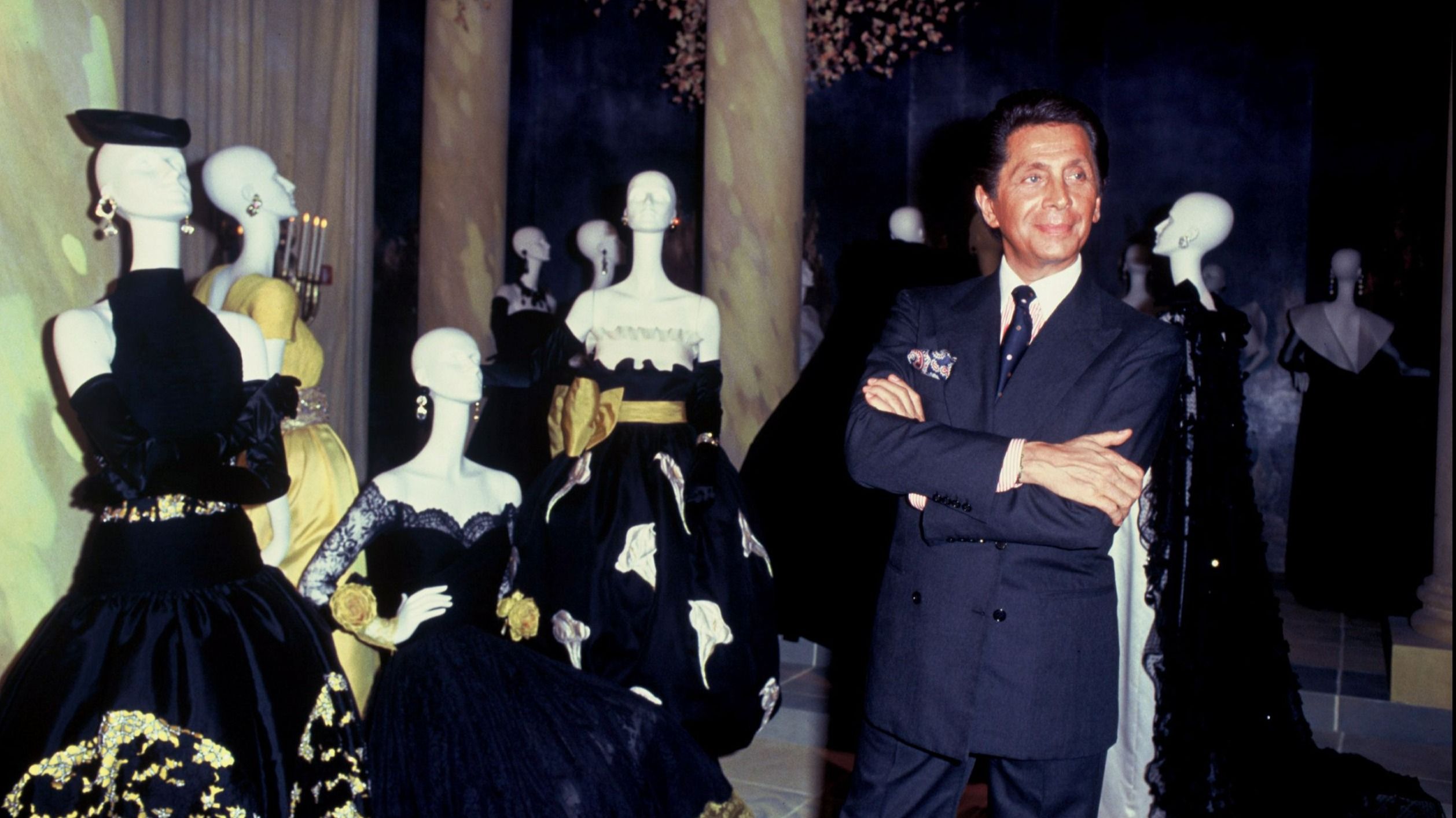 Valentino Garavani posa per i suoi 30 anni di carriera, 1991 - Credits Getty Images 