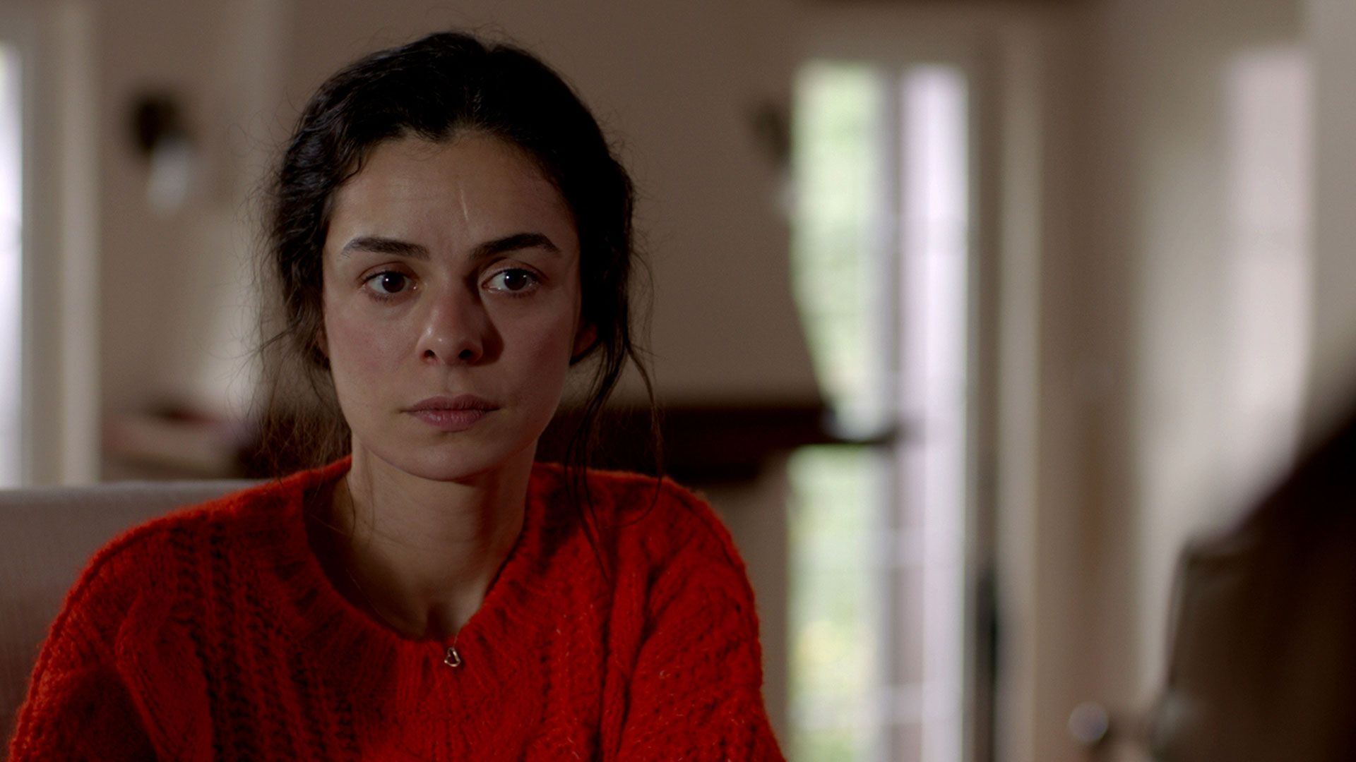 Özge Özpirinçci (Bahar Çesmeli) in una scena de La forza di una donna 2