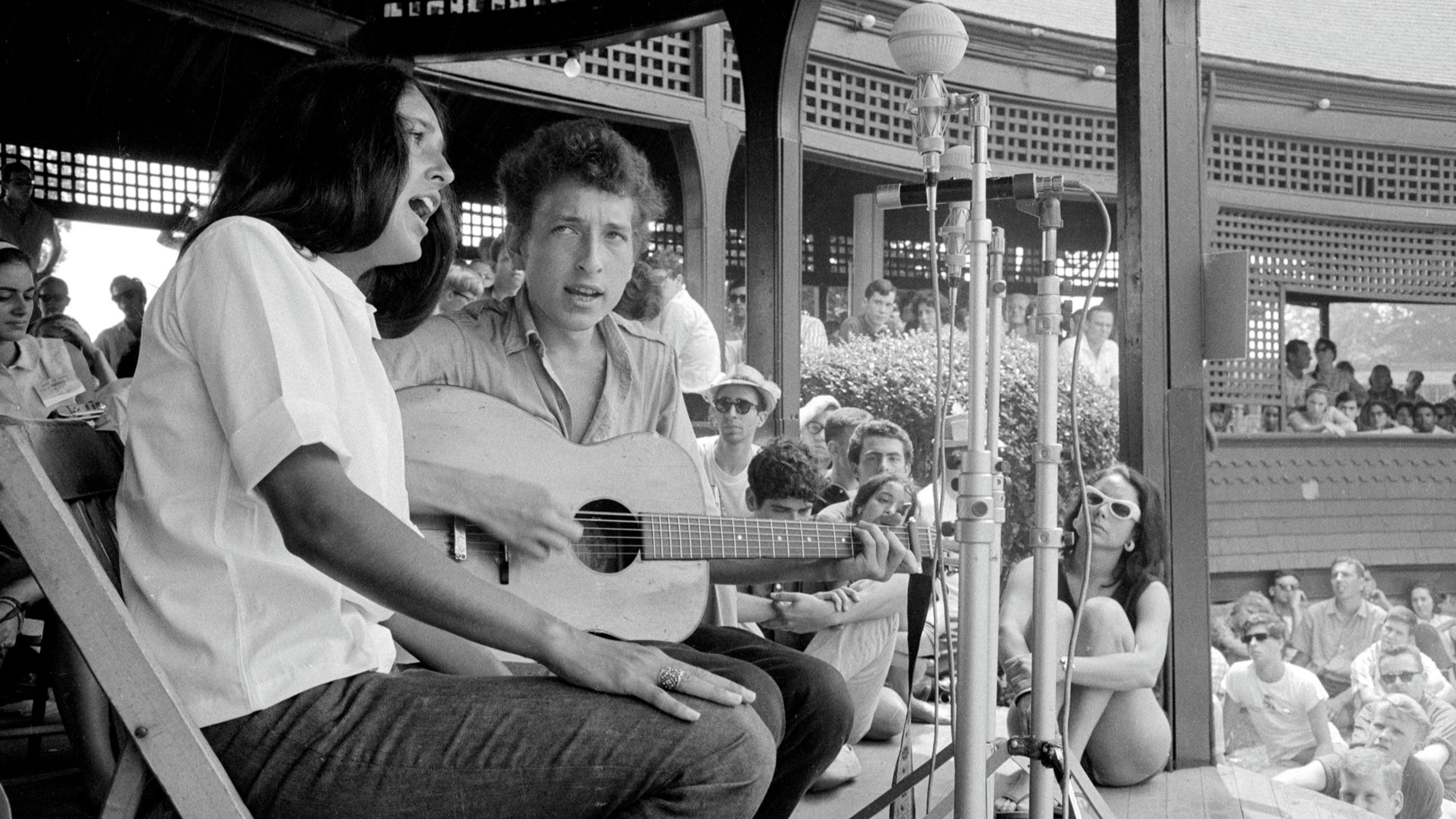 Ritratto dei musicisti folk Joan Baez e Bob Dylan, durante un duetto al Newport Folk Festival, nel Rhode Island, nel 1963 - Credits Getty Images 