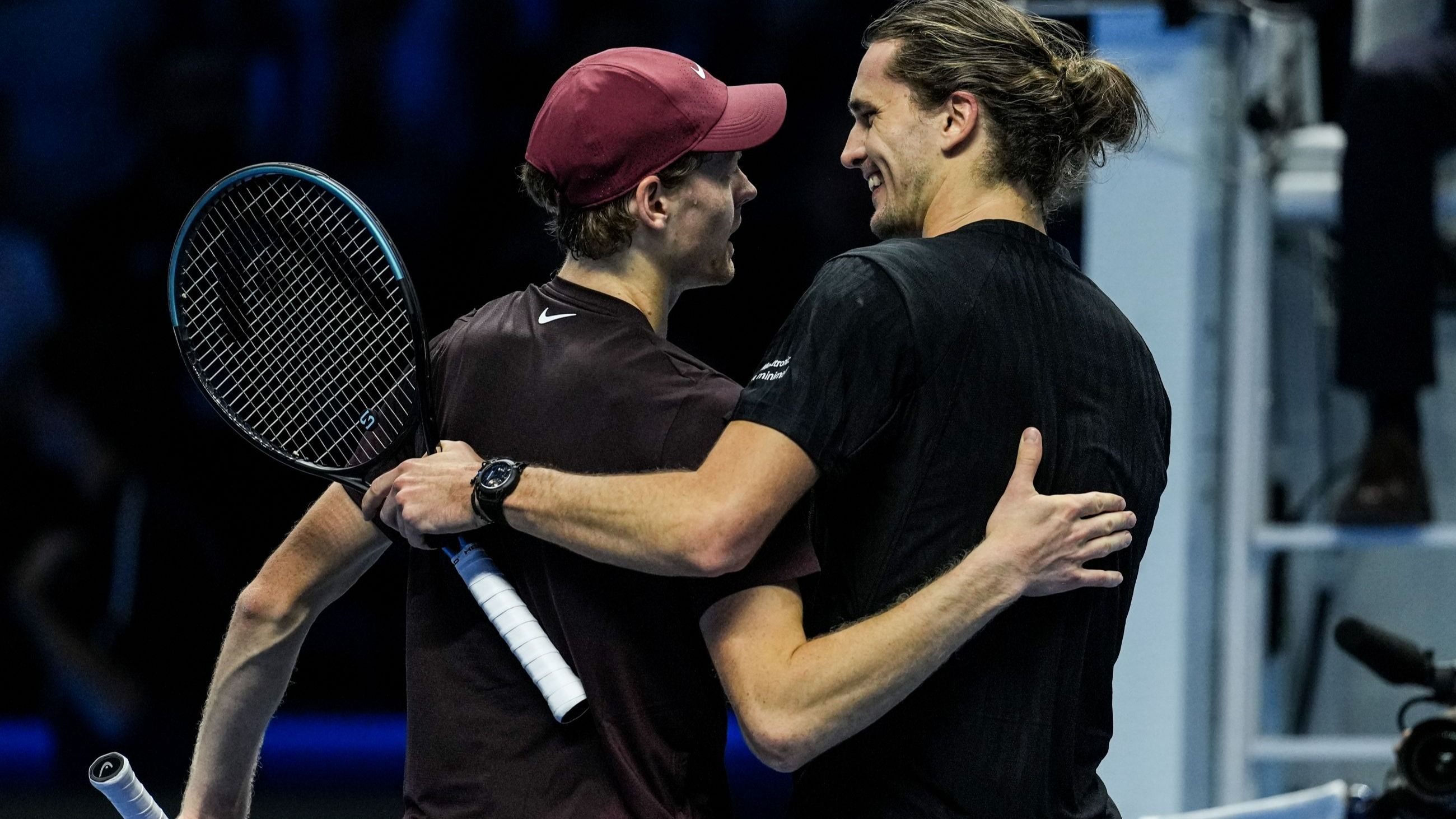 Jannik Sinner (a sinistra) dell’Italia saluta Alexander Zverev della Germania dopo il loro incontro della fase a gironi del singolare maschile durante la quarta giornata delle Nitto ATP Finals 2025 all’Inalpi Arena il 12 novembre 2025 a Torino, Italia - Credits: Getty Images