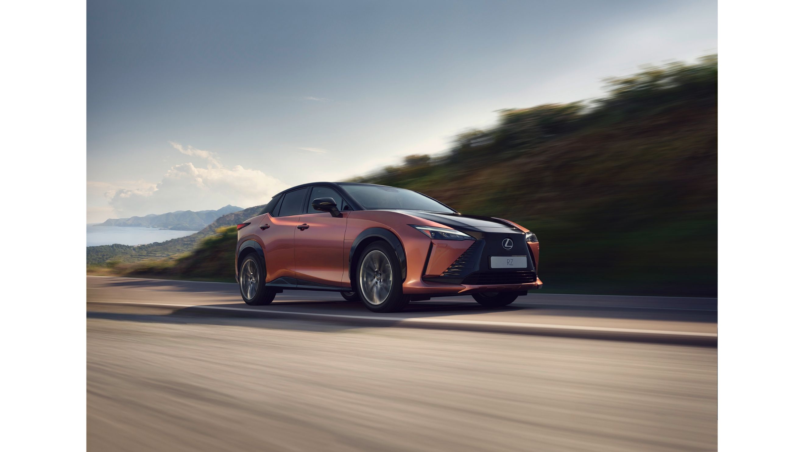 La Lexus RZ, primo SUV 100% elettrico del brand, presente al Lido in occasione dell’82ª Mostra Internazionale d’Arte Cinematografica di Venezia. (Crediti: Lexus Italia) 