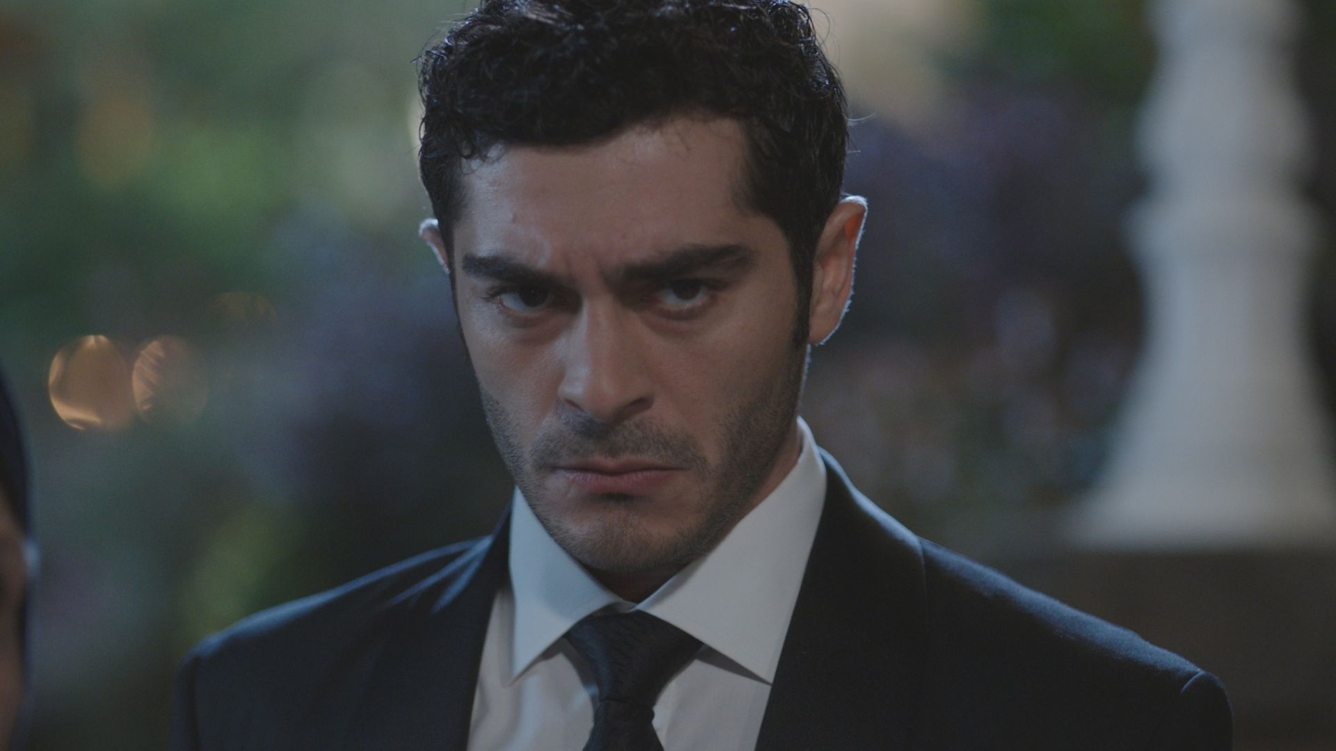 Burak Deniz (Mahir Yilmaz) in una scena di Racconto di una notte