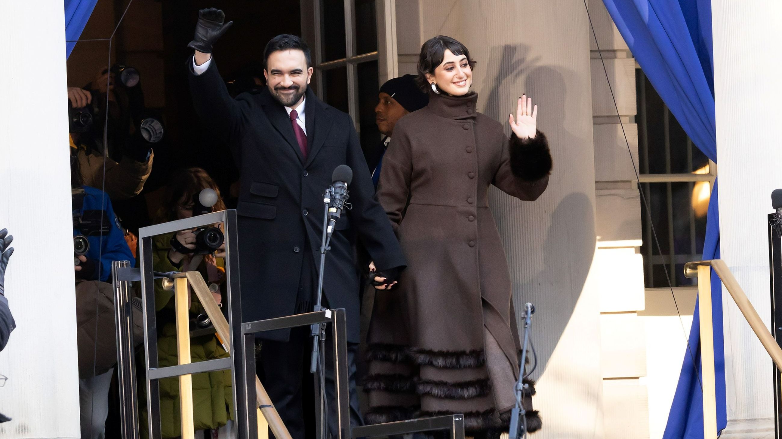Il sindaco di New York Zohran Mamdani e sua moglie Rama Duwaji alla cerimonia di insediamento del sindaco - Credits Getty Images