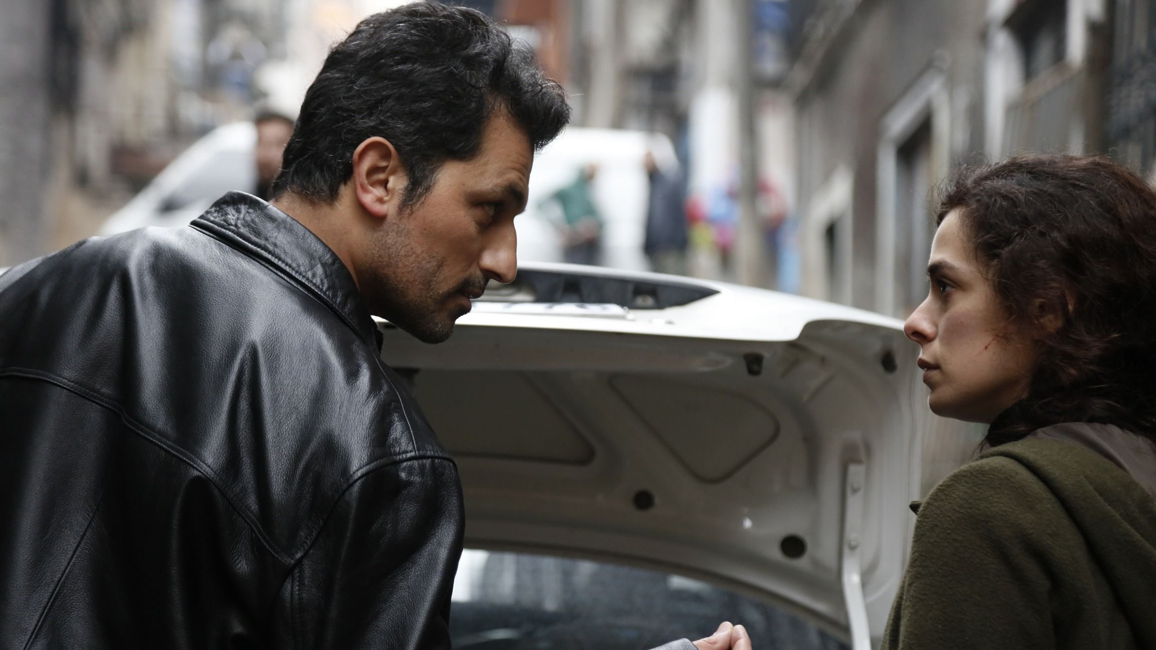 Arif (Feyyaz Duman) e Bahar (Ozge Ozpirincci) ne La forza di una donna