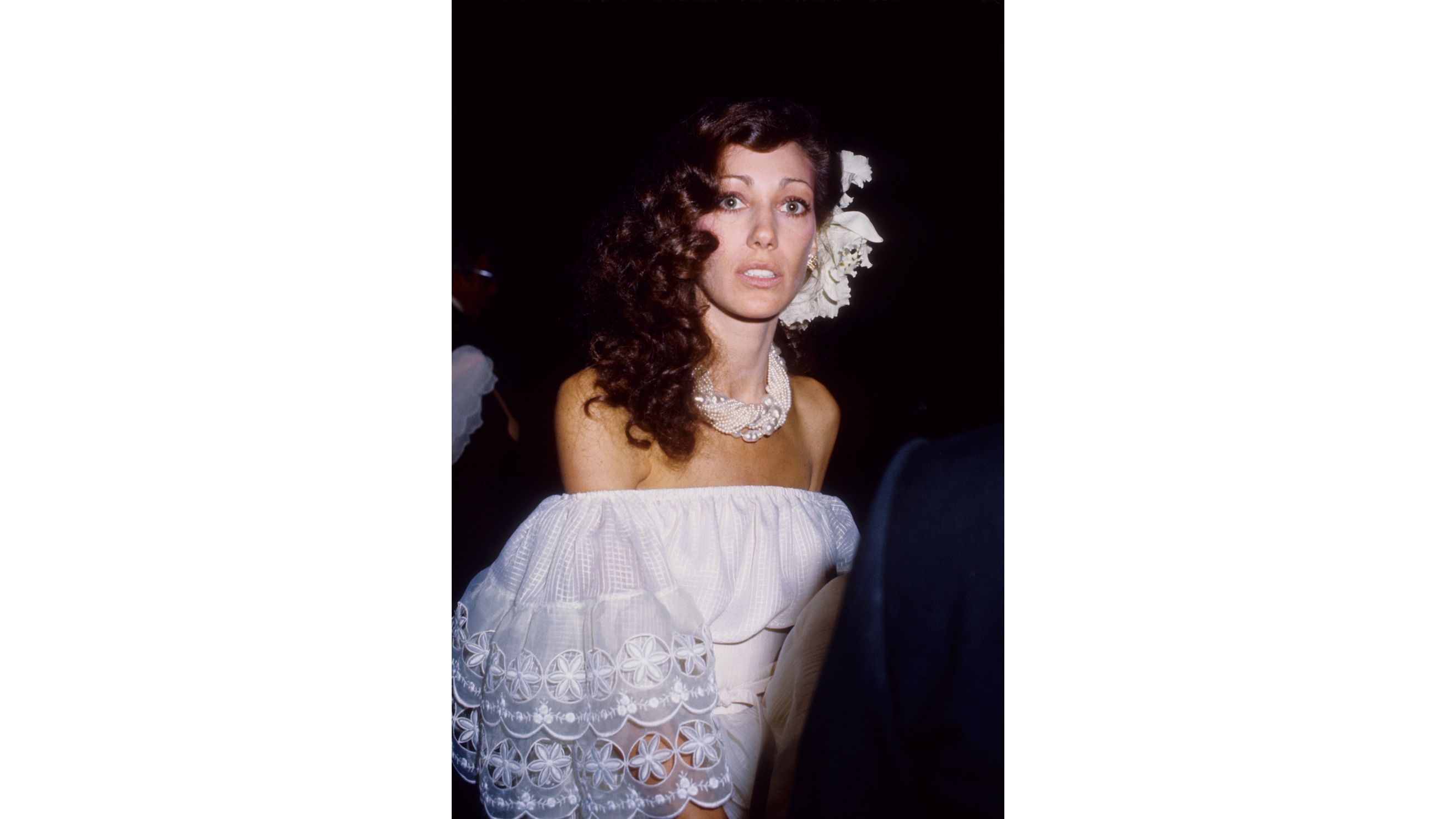 La modella e attrice Marisa Berenson al suo matrimonio con il produttore di rivetti James Randall, il 21 novembre 1976, nella loro casa di Beverly Hills, in California - Credits: Getty Image