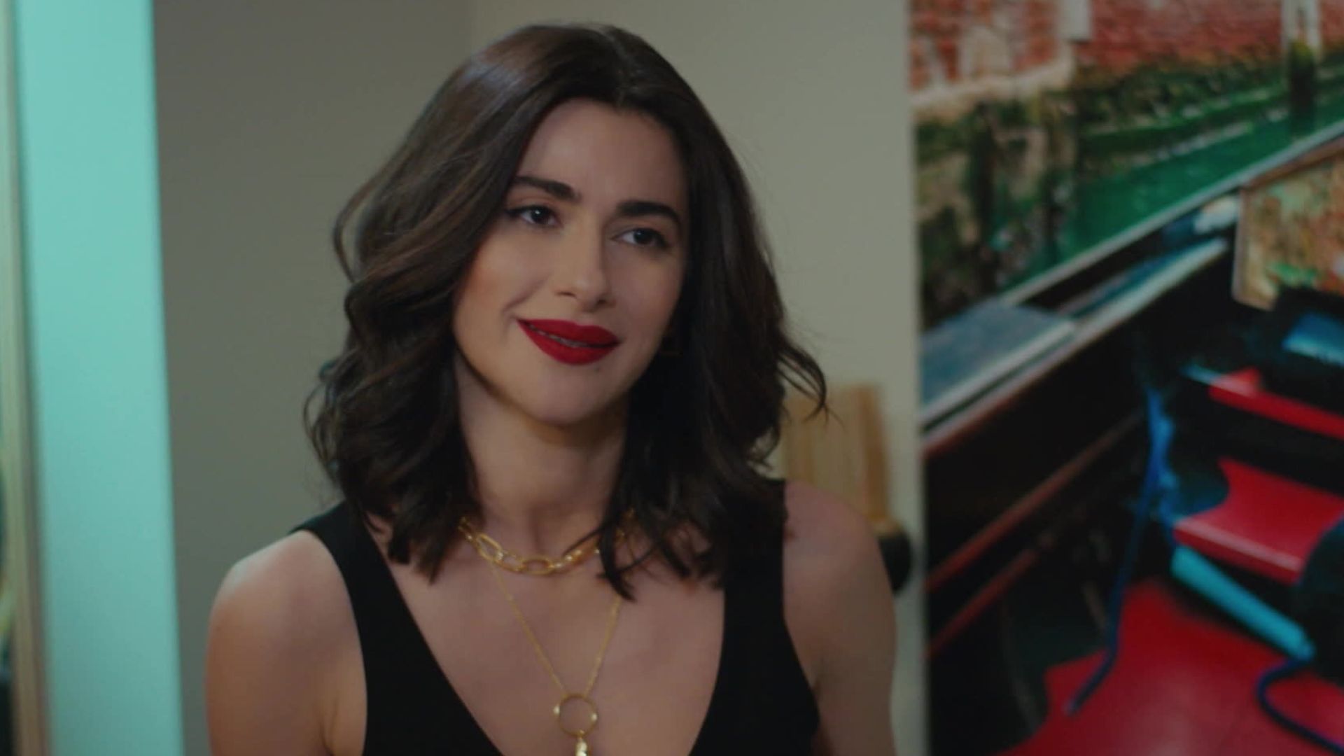 Nesrin Cavadzade (Sahika) in una scena di Forbidden Fruit 4