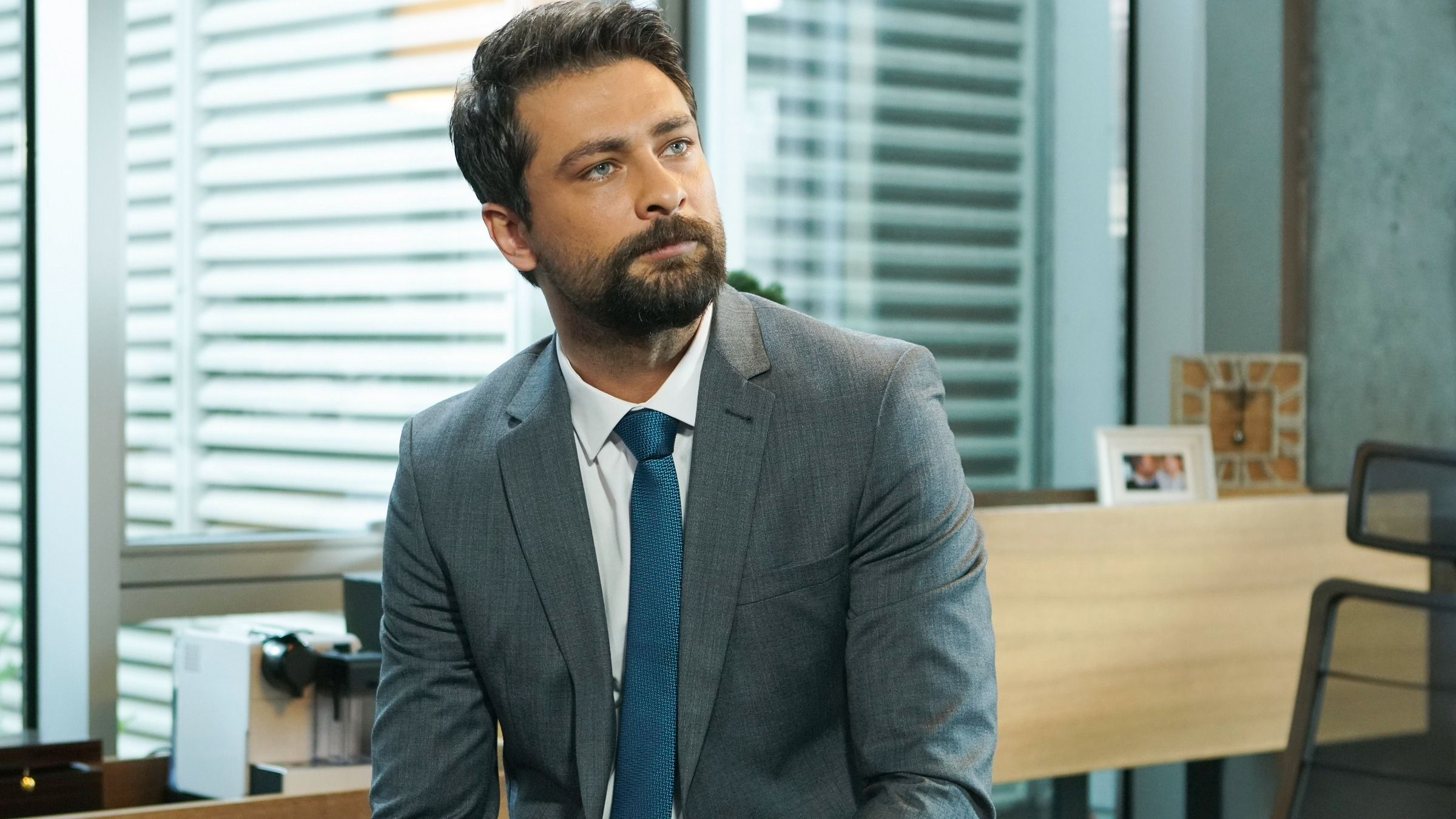 Alihan (Onur Tuna) in una scena di Forbidden Fruit