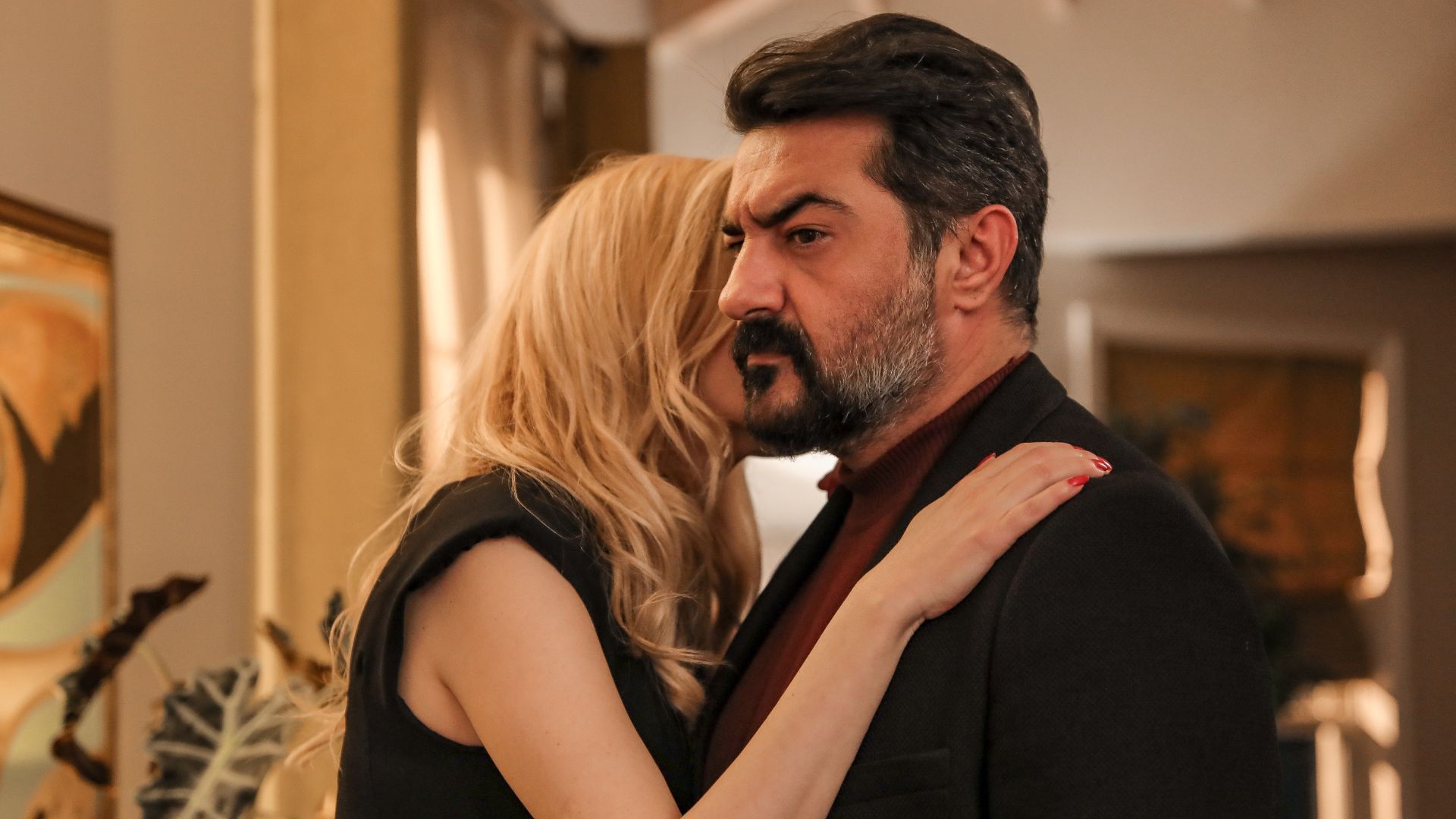 Simge Selcuk (Nebehat) e Celil Nalcakan (Akif) in una scena di Tutto per la mia famiglia