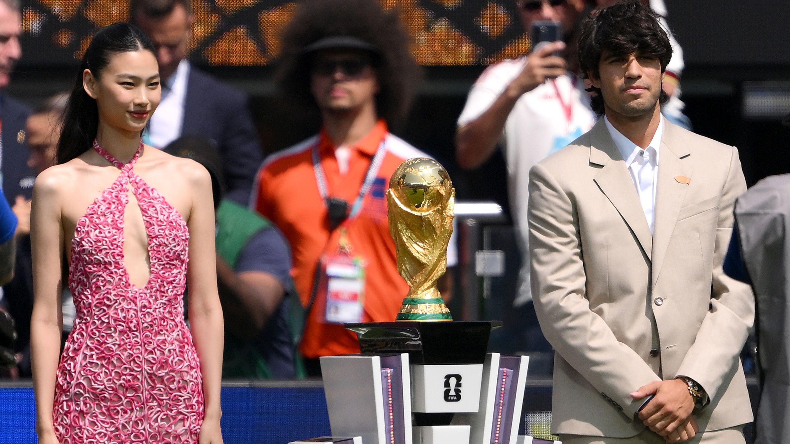 Carlos Alcaraz e Hoyeon presentano il Trofeo della Coppa del Mondo FIFA prima della finale della Coppa del Mondo FIFA 2026 tra Spagna e Argentina, al New York New Jersey Stadium, il 19 luglio 2026, a East Rutherford, nel New Jersey - Credits: Getty Images
