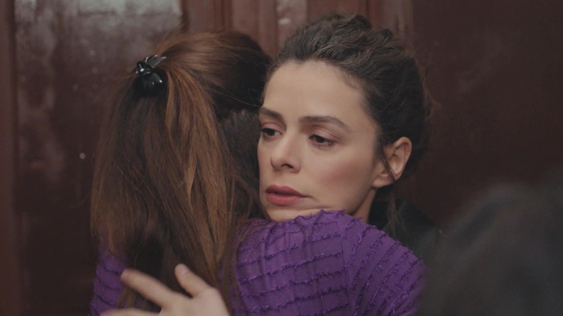 Ozge Ozpirincci (Bahar) in una scena de La forza di una donna 3