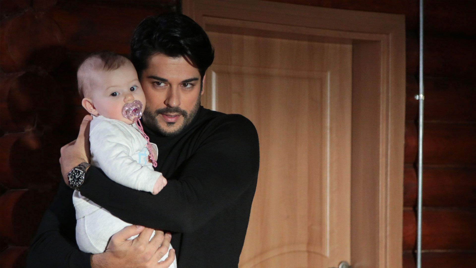 Arven Beren (Deniz Soydere) e Burak Özçivit (Kemal Soydere) in una scena di Endless Love