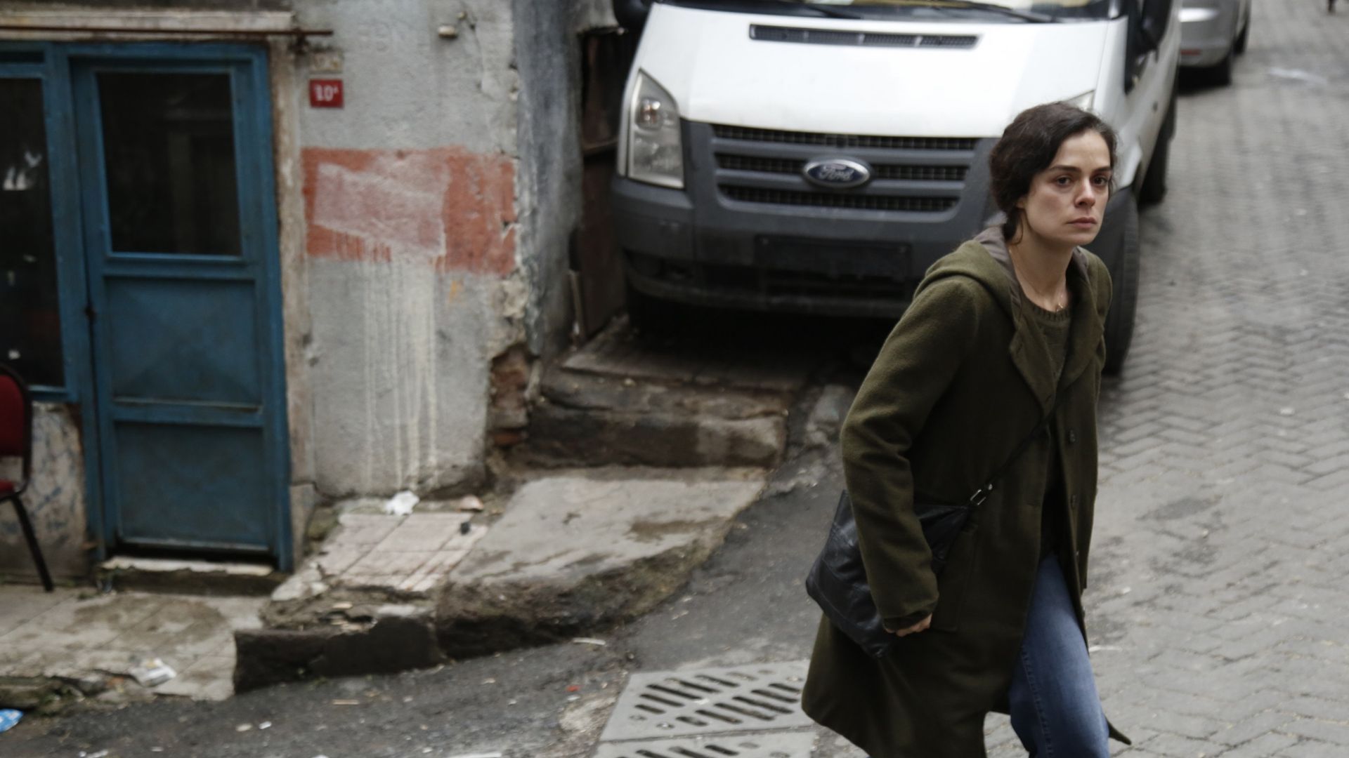 Ozge Ozpirincci (Bahar Cesmeli) in una scena de La forza di una donna 2