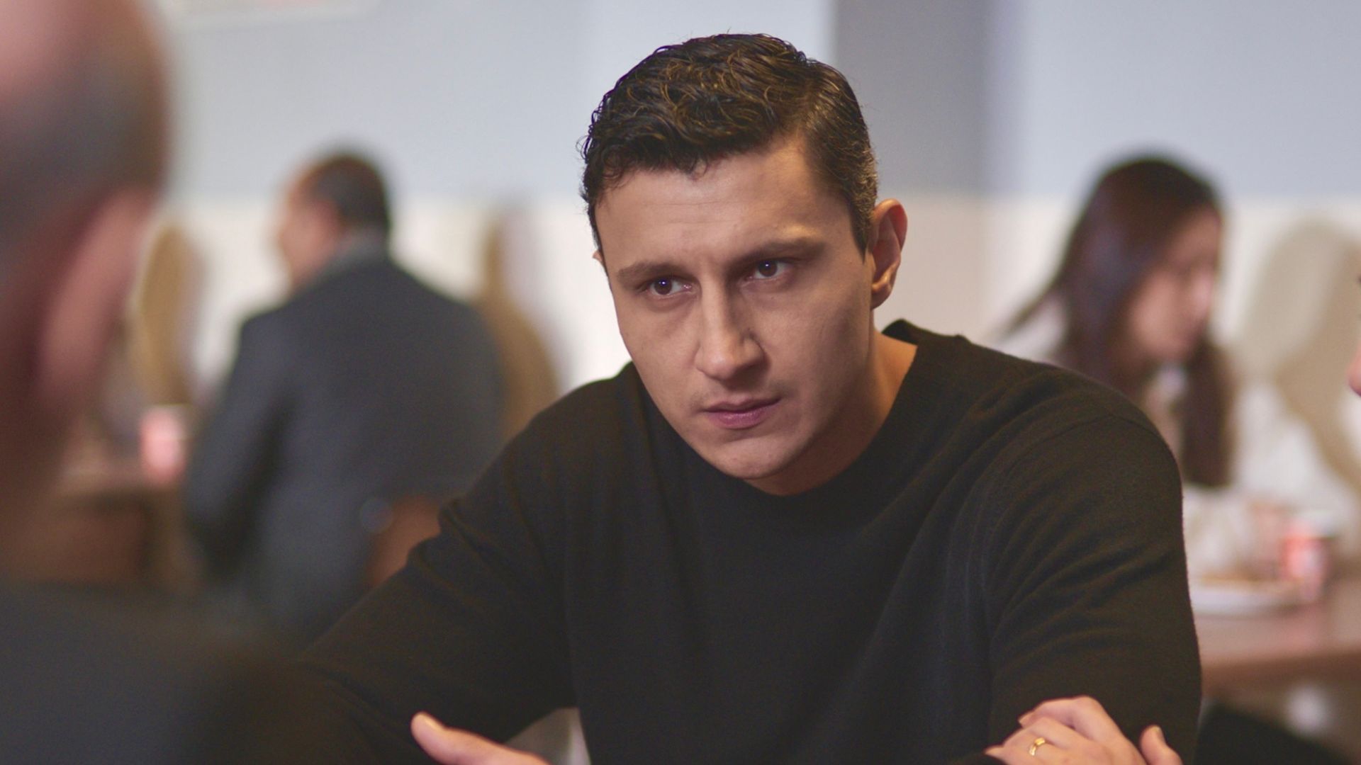 Alper Cankaya (Sahin) in una scena di Far away