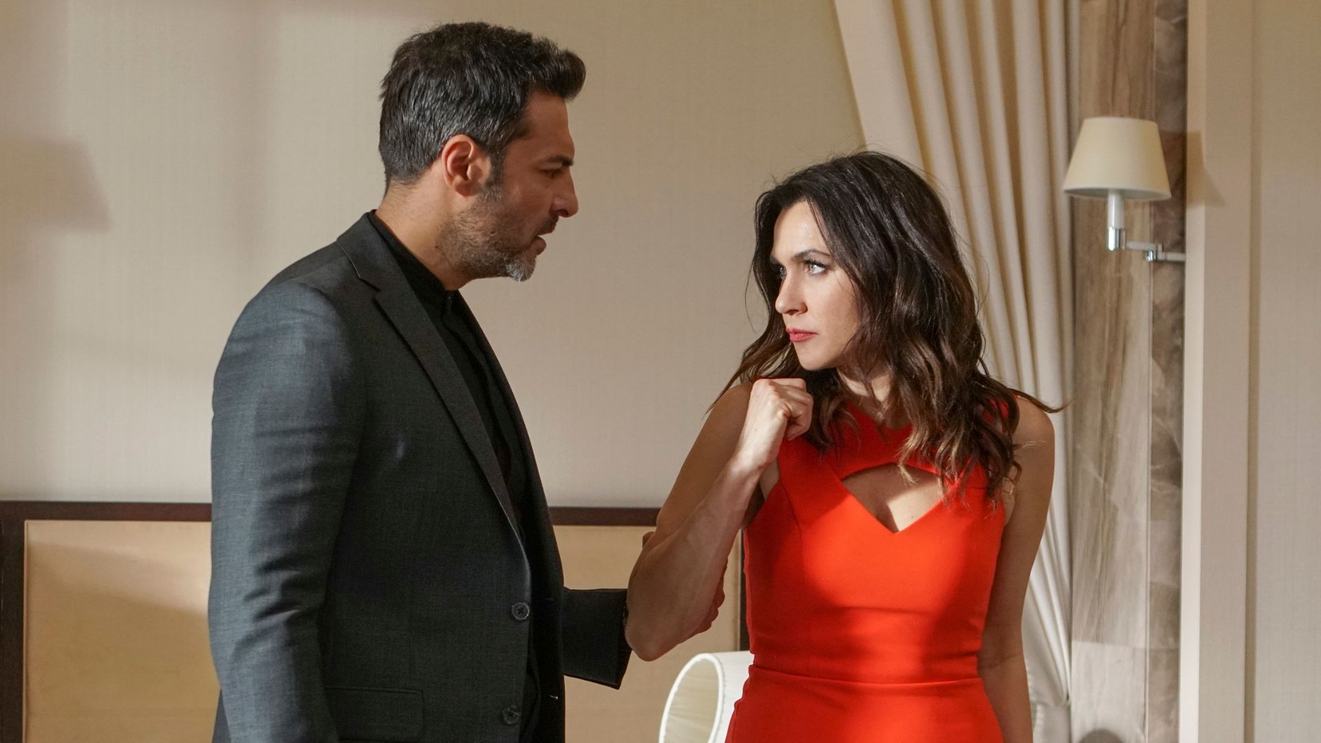 Sevval Sam (Ender) e Baris Kilic (Kaya) in Forbidden Fruit