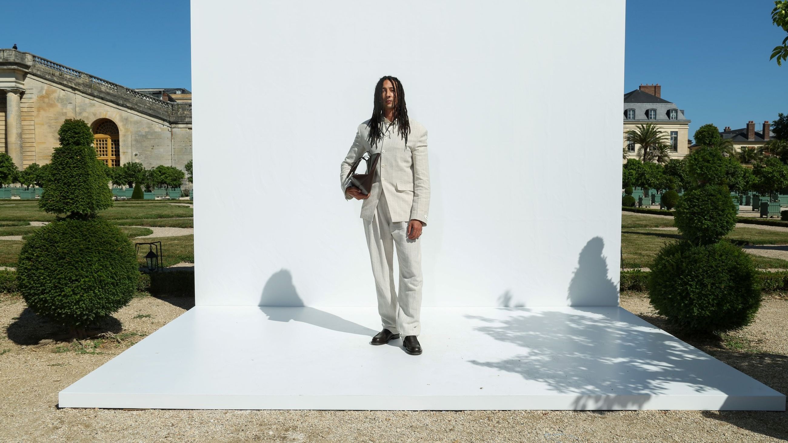 Il cantante Ghali alla sfilata SS26 di Jacquemus a Versailles
Credit: Getty Images
