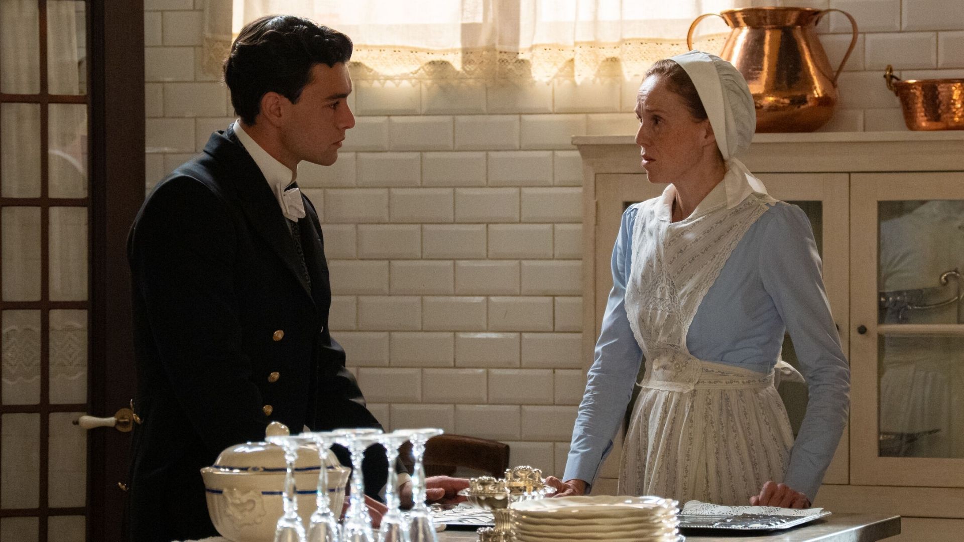 Xavi Lock (Curro De La Mata) e Maria Castro (Pia Adarre) in una scena de La Promessa