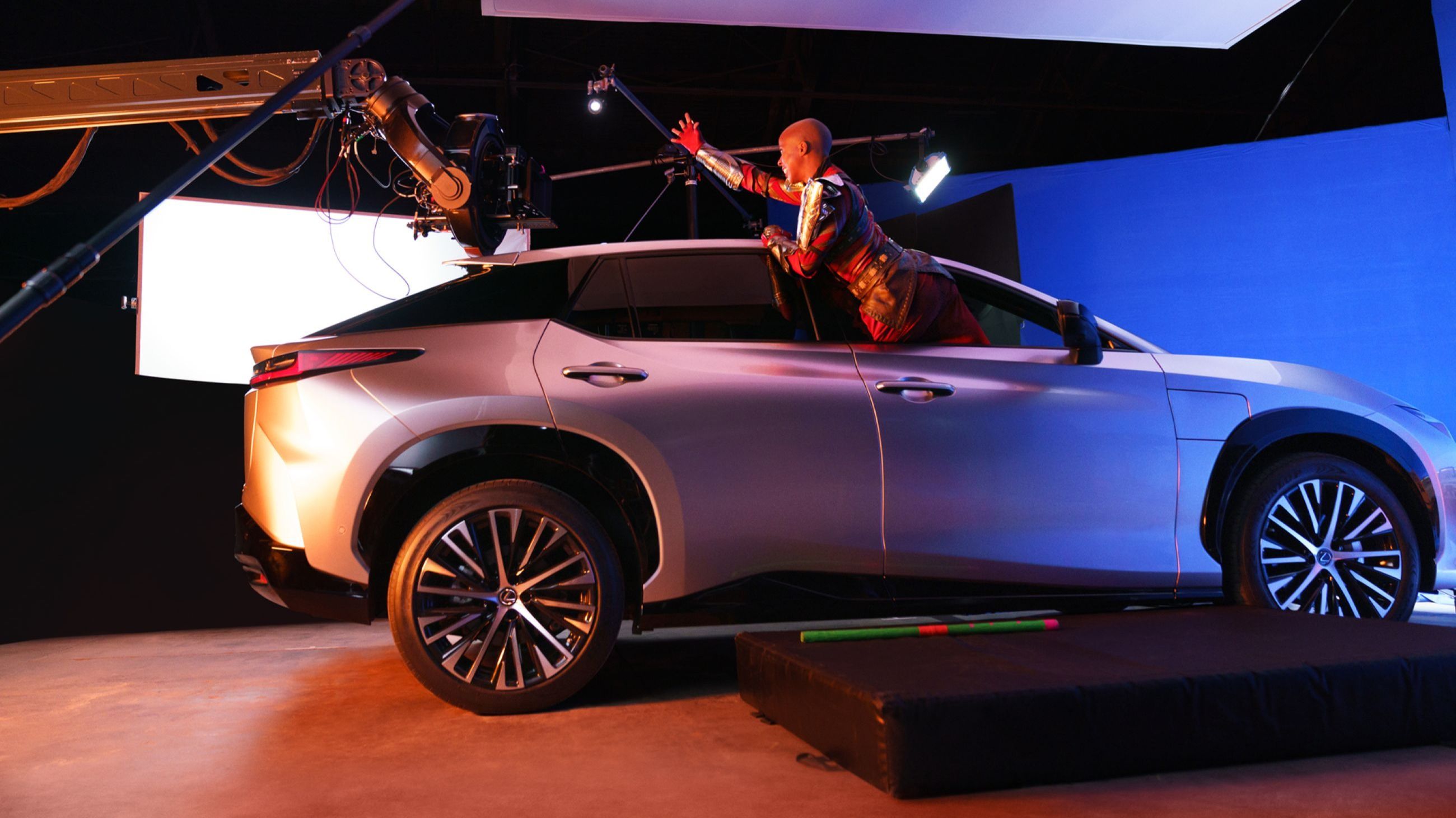 Dietro le quinte delle riprese di Black Panther: Wakanda Forever, con la Lexus RZ protagonista di una scena d’azione. (Crediti: Lexus Italia) 