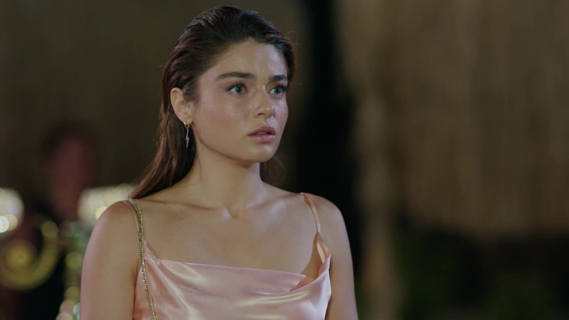 Ayca Aysin Turan (Haziran) in una scena di Be My Sunshine.